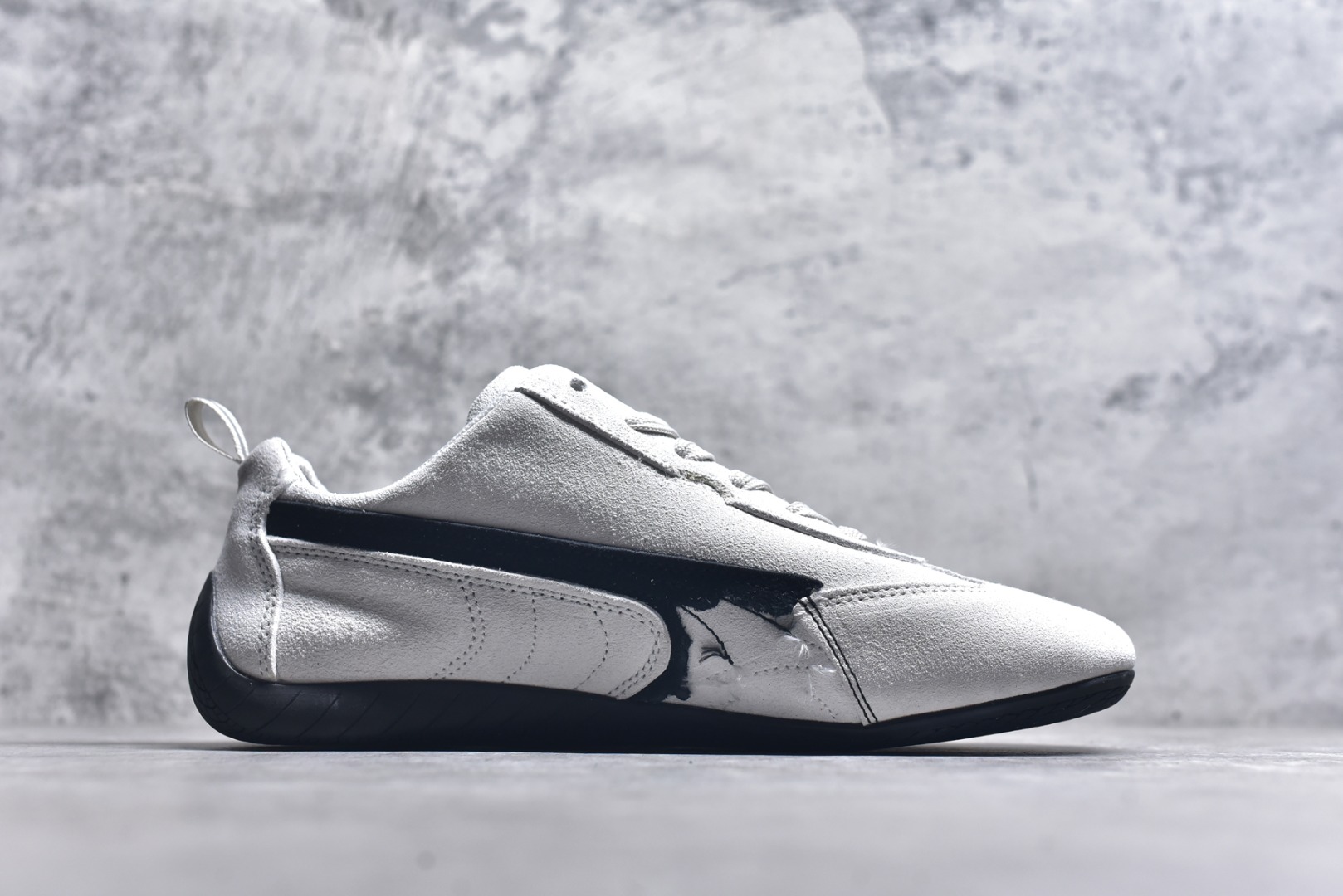 图片[3]-#巴黎世家联名款The Open Product x Puma Speedcat 极速赛车系列彪马低帮生活休闲鞋 原装档案原数据纸版楦型 采用原厂固色翻毛皮鞋面材质 二次成型\’猛帮\’成型工艺 全球知名运动品牌PUMA宝马赛车系列，融合了宝马车队的标志性配色，以趣味十足又前卫复古的设计引领潮流，将赛道精神融入街头时尚，开启前卫竞速之旅。自1978年巴伐利亚车队走上世界舞台，宝马赛车就在全球汽车制造和赛车运动领域留下了浓墨重彩的一笔。全新的两款BMW MMS Roma与BMW MMS Speedboat鞋款，均从宝马车型中汲取灵感。以黑或白为底色，融入经典配色，主打前卫复古风。Roma鞋款的鞋侧以复古的流线造型，缀以宝马经典Logo，巧妙吸睛；而Speedcat鞋款以亮眼三色条纹元素缀以舒适鞋面，赋予了独特的个性美学，演绎赛车的无尽能量 货号 406519 01 尺码 36 37 38 39 40 41 42 43 44 45 ｛官方同布 无半码｝ ⚠️-选品中心