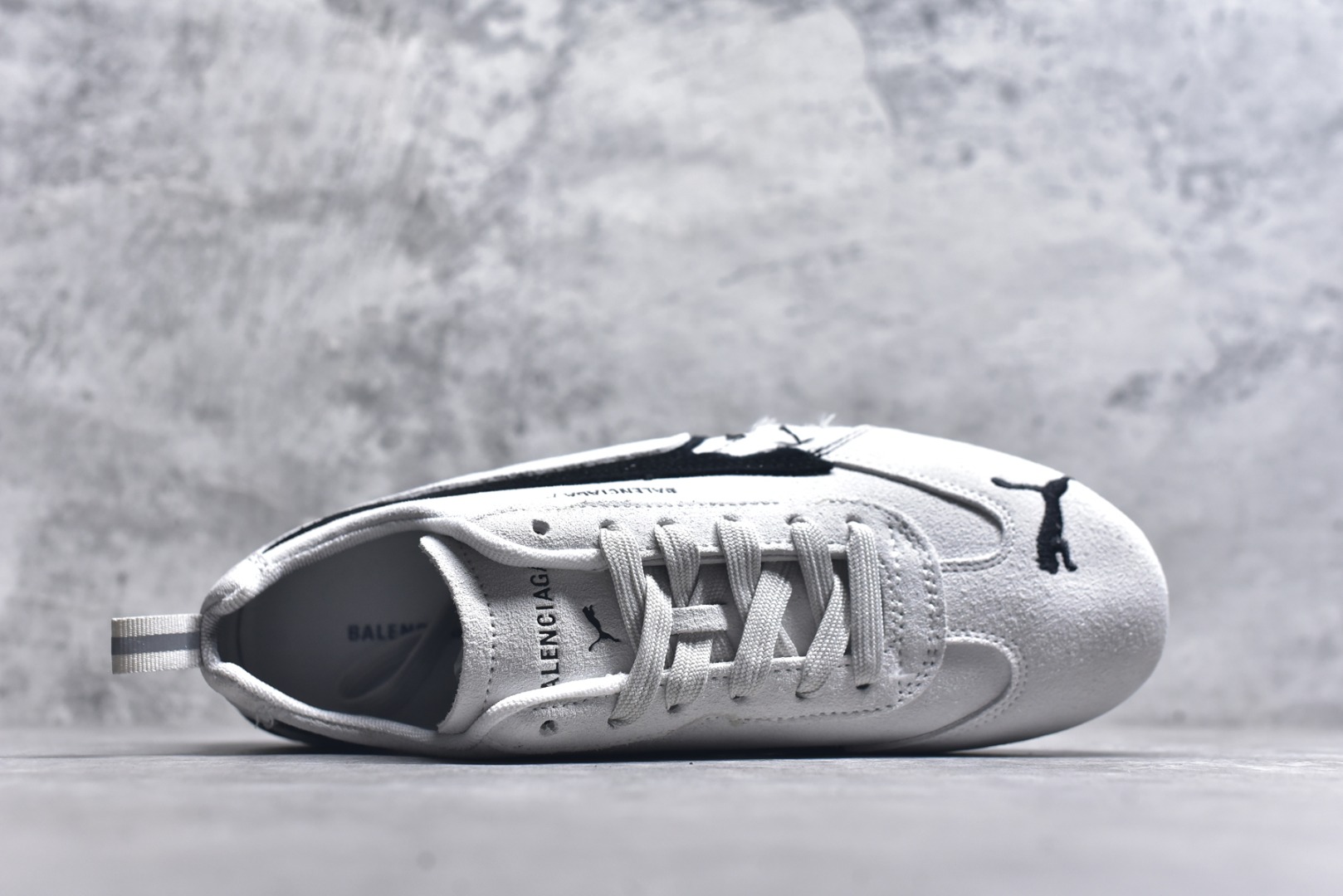 图片[4]-#巴黎世家联名款The Open Product x Puma Speedcat 极速赛车系列彪马低帮生活休闲鞋 原装档案原数据纸版楦型 采用原厂固色翻毛皮鞋面材质 二次成型\’猛帮\’成型工艺 全球知名运动品牌PUMA宝马赛车系列，融合了宝马车队的标志性配色，以趣味十足又前卫复古的设计引领潮流，将赛道精神融入街头时尚，开启前卫竞速之旅。自1978年巴伐利亚车队走上世界舞台，宝马赛车就在全球汽车制造和赛车运动领域留下了浓墨重彩的一笔。全新的两款BMW MMS Roma与BMW MMS Speedboat鞋款，均从宝马车型中汲取灵感。以黑或白为底色，融入经典配色，主打前卫复古风。Roma鞋款的鞋侧以复古的流线造型，缀以宝马经典Logo，巧妙吸睛；而Speedcat鞋款以亮眼三色条纹元素缀以舒适鞋面，赋予了独特的个性美学，演绎赛车的无尽能量 货号 406519 01 尺码 36 37 38 39 40 41 42 43 44 45 ｛官方同布 无半码｝ ⚠️-选品中心