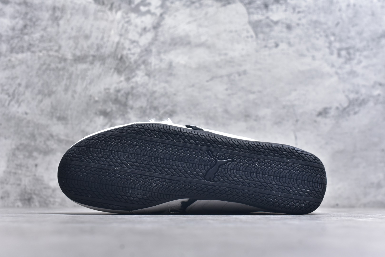 图片[6]-#巴黎世家联名款The Open Product x Puma Speedcat 极速赛车系列彪马低帮生活休闲鞋 原装档案原数据纸版楦型 采用原厂固色翻毛皮鞋面材质 二次成型\’猛帮\’成型工艺 全球知名运动品牌PUMA宝马赛车系列，融合了宝马车队的标志性配色，以趣味十足又前卫复古的设计引领潮流，将赛道精神融入街头时尚，开启前卫竞速之旅。自1978年巴伐利亚车队走上世界舞台，宝马赛车就在全球汽车制造和赛车运动领域留下了浓墨重彩的一笔。全新的两款BMW MMS Roma与BMW MMS Speedboat鞋款，均从宝马车型中汲取灵感。以黑或白为底色，融入经典配色，主打前卫复古风。Roma鞋款的鞋侧以复古的流线造型，缀以宝马经典Logo，巧妙吸睛；而Speedcat鞋款以亮眼三色条纹元素缀以舒适鞋面，赋予了独特的个性美学，演绎赛车的无尽能量 货号 406519 01 尺码 36 37 38 39 40 41 42 43 44 45 ｛官方同布 无半码｝ ⚠️-选品中心