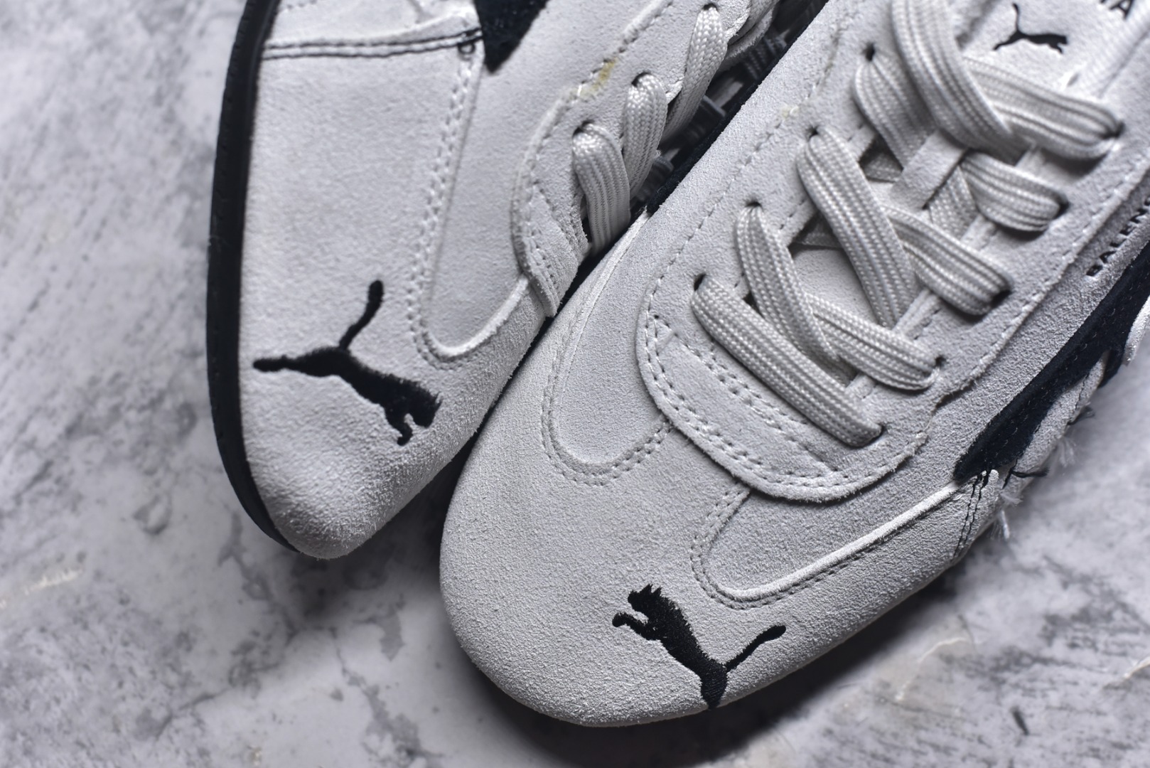 图片[8]-#巴黎世家联名款The Open Product x Puma Speedcat 极速赛车系列彪马低帮生活休闲鞋 原装档案原数据纸版楦型 采用原厂固色翻毛皮鞋面材质 二次成型\’猛帮\’成型工艺 全球知名运动品牌PUMA宝马赛车系列，融合了宝马车队的标志性配色，以趣味十足又前卫复古的设计引领潮流，将赛道精神融入街头时尚，开启前卫竞速之旅。自1978年巴伐利亚车队走上世界舞台，宝马赛车就在全球汽车制造和赛车运动领域留下了浓墨重彩的一笔。全新的两款BMW MMS Roma与BMW MMS Speedboat鞋款，均从宝马车型中汲取灵感。以黑或白为底色，融入经典配色，主打前卫复古风。Roma鞋款的鞋侧以复古的流线造型，缀以宝马经典Logo，巧妙吸睛；而Speedcat鞋款以亮眼三色条纹元素缀以舒适鞋面，赋予了独特的个性美学，演绎赛车的无尽能量 货号 406519 01 尺码 36 37 38 39 40 41 42 43 44 45 ｛官方同布 无半码｝ ⚠️-选品中心