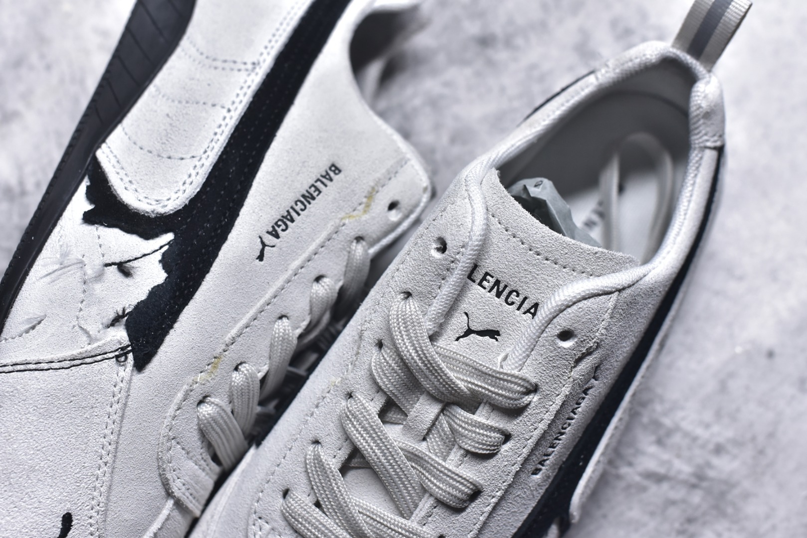 图片[9]-#巴黎世家联名款The Open Product x Puma Speedcat 极速赛车系列彪马低帮生活休闲鞋 原装档案原数据纸版楦型 采用原厂固色翻毛皮鞋面材质 二次成型\’猛帮\’成型工艺 全球知名运动品牌PUMA宝马赛车系列，融合了宝马车队的标志性配色，以趣味十足又前卫复古的设计引领潮流，将赛道精神融入街头时尚，开启前卫竞速之旅。自1978年巴伐利亚车队走上世界舞台，宝马赛车就在全球汽车制造和赛车运动领域留下了浓墨重彩的一笔。全新的两款BMW MMS Roma与BMW MMS Speedboat鞋款，均从宝马车型中汲取灵感。以黑或白为底色，融入经典配色，主打前卫复古风。Roma鞋款的鞋侧以复古的流线造型，缀以宝马经典Logo，巧妙吸睛；而Speedcat鞋款以亮眼三色条纹元素缀以舒适鞋面，赋予了独特的个性美学，演绎赛车的无尽能量 货号 406519 01 尺码 36 37 38 39 40 41 42 43 44 45 ｛官方同布 无半码｝ ⚠️-选品中心