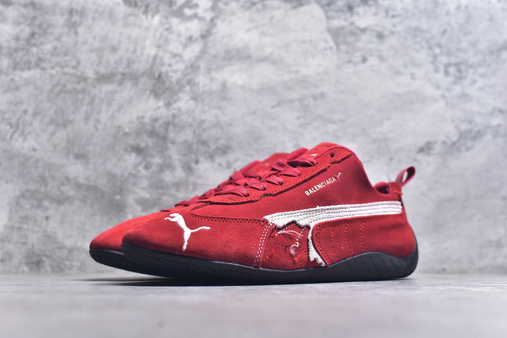 图片[2]-#巴黎世家联名款Balenciaga The Open Product x Puma Speedcat 极速赛车系列彪马低帮生活休闲鞋 原装档案原数据纸版楦型 采用原厂固色翻毛皮鞋面材质 二次成型\’猛帮\’成型工艺 全球知名运动品牌PUMA宝马赛车系列，融合了宝马车队的标志性配色，以趣味十足又前卫复古的设计引领潮流，将赛道精神融入街头时尚，开启前卫竞速之旅。自1978年巴伐利亚车队走上世界舞台，宝马赛车就在全球汽车制造和赛车运动领域留下了浓墨重彩的一笔。全新的两款BMW MMS Roma与BMW MMS Speedboat鞋款，均从宝马车型中汲取灵感。以黑或白为底色，融入经典配色，主打前卫复古风。Roma鞋款的鞋侧以复古的流线造型，缀以宝马经典Logo，巧妙吸睛；而Speedcat鞋款以亮眼三色条纹元素缀以舒适鞋面，赋予了独特的个性美学，演绎赛车的无尽能量 货号 406519 03 尺码 36 37 38 39 40 41 42 43 44 45 ｛官方同布 无半码｝ ⚠️-选品中心