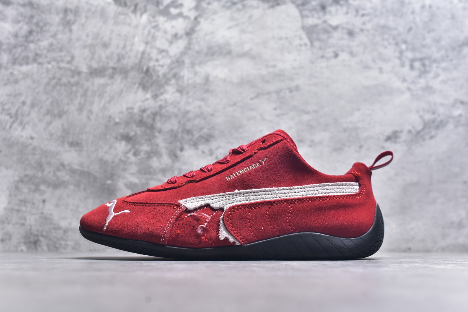 #巴黎世家联名款Balenciaga The Open Product x Puma Speedcat 极速赛车系列彪马低帮生活休闲鞋 原装档案原数据纸版楦型 采用原厂固色翻毛皮鞋面材质 二次成型\'猛帮\'成型工艺 全球知名运动品牌PUMA宝马赛车系列，融合了宝马车队的标志性配色，以趣味十足又前卫复古的设计引领潮流，将赛道精神融入街头时尚，开启前卫竞速之旅。自1978年巴伐利亚车队走上世界舞台，宝马赛车就在全球汽车制造和赛车运动领域留下了浓墨重彩的一笔。全新的两款BMW MMS Roma与BMW MMS Speedboat鞋款，均从宝马车型中汲取灵感。以黑或白为底色，融入经典配色，主打前卫复古风。Roma鞋款的鞋侧以复古的流线造型，缀以宝马经典Logo，巧妙吸睛；而Speedcat鞋款以亮眼三色条纹元素缀以舒适鞋面，赋予了独特的个性美学，演绎赛车的无尽能量 货号 406519 03 尺码 36 37 38 39 40 41 42 43 44 45 ｛官方同布 无半码｝ ⚠️-选品中心