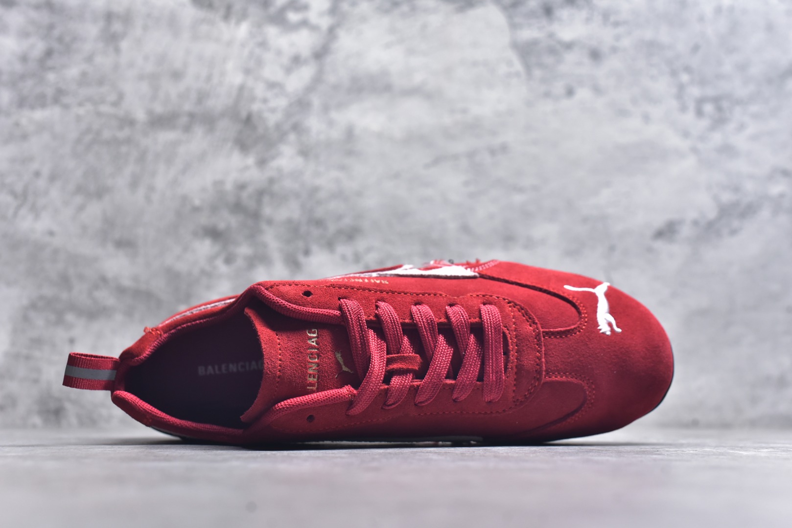 图片[4]-#巴黎世家联名款Balenciaga The Open Product x Puma Speedcat 极速赛车系列彪马低帮生活休闲鞋 原装档案原数据纸版楦型 采用原厂固色翻毛皮鞋面材质 二次成型\’猛帮\’成型工艺 全球知名运动品牌PUMA宝马赛车系列，融合了宝马车队的标志性配色，以趣味十足又前卫复古的设计引领潮流，将赛道精神融入街头时尚，开启前卫竞速之旅。自1978年巴伐利亚车队走上世界舞台，宝马赛车就在全球汽车制造和赛车运动领域留下了浓墨重彩的一笔。全新的两款BMW MMS Roma与BMW MMS Speedboat鞋款，均从宝马车型中汲取灵感。以黑或白为底色，融入经典配色，主打前卫复古风。Roma鞋款的鞋侧以复古的流线造型，缀以宝马经典Logo，巧妙吸睛；而Speedcat鞋款以亮眼三色条纹元素缀以舒适鞋面，赋予了独特的个性美学，演绎赛车的无尽能量 货号 406519 03 尺码 36 37 38 39 40 41 42 43 44 45 ｛官方同布 无半码｝ ⚠️-选品中心