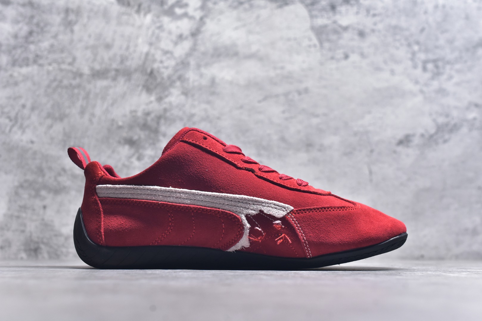 图片[3]-#巴黎世家联名款Balenciaga The Open Product x Puma Speedcat 极速赛车系列彪马低帮生活休闲鞋 原装档案原数据纸版楦型 采用原厂固色翻毛皮鞋面材质 二次成型\’猛帮\’成型工艺 全球知名运动品牌PUMA宝马赛车系列，融合了宝马车队的标志性配色，以趣味十足又前卫复古的设计引领潮流，将赛道精神融入街头时尚，开启前卫竞速之旅。自1978年巴伐利亚车队走上世界舞台，宝马赛车就在全球汽车制造和赛车运动领域留下了浓墨重彩的一笔。全新的两款BMW MMS Roma与BMW MMS Speedboat鞋款，均从宝马车型中汲取灵感。以黑或白为底色，融入经典配色，主打前卫复古风。Roma鞋款的鞋侧以复古的流线造型，缀以宝马经典Logo，巧妙吸睛；而Speedcat鞋款以亮眼三色条纹元素缀以舒适鞋面，赋予了独特的个性美学，演绎赛车的无尽能量 货号 406519 03 尺码 36 37 38 39 40 41 42 43 44 45 ｛官方同布 无半码｝ ⚠️-选品中心