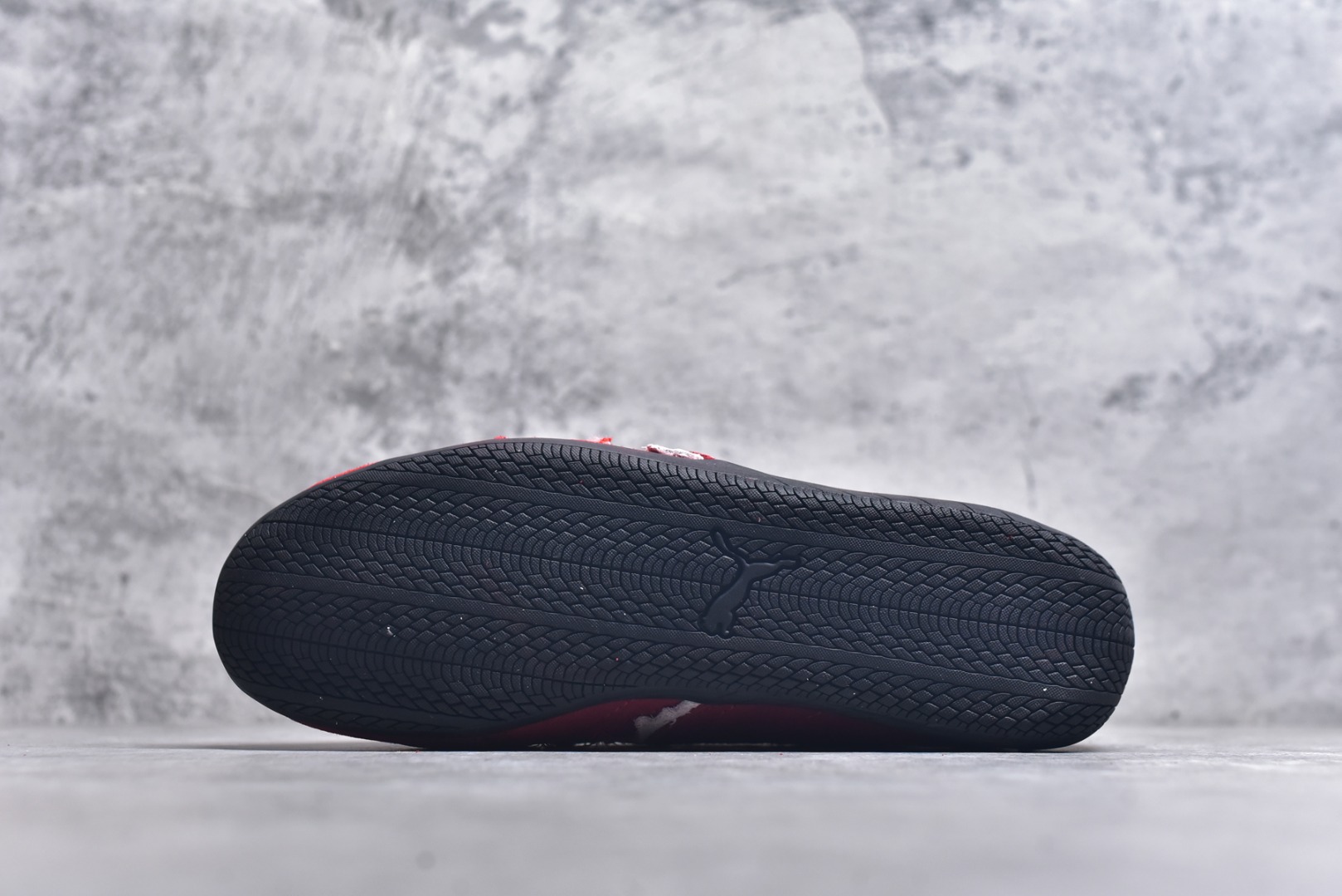 图片[6]-#巴黎世家联名款Balenciaga The Open Product x Puma Speedcat 极速赛车系列彪马低帮生活休闲鞋 原装档案原数据纸版楦型 采用原厂固色翻毛皮鞋面材质 二次成型\’猛帮\’成型工艺 全球知名运动品牌PUMA宝马赛车系列，融合了宝马车队的标志性配色，以趣味十足又前卫复古的设计引领潮流，将赛道精神融入街头时尚，开启前卫竞速之旅。自1978年巴伐利亚车队走上世界舞台，宝马赛车就在全球汽车制造和赛车运动领域留下了浓墨重彩的一笔。全新的两款BMW MMS Roma与BMW MMS Speedboat鞋款，均从宝马车型中汲取灵感。以黑或白为底色，融入经典配色，主打前卫复古风。Roma鞋款的鞋侧以复古的流线造型，缀以宝马经典Logo，巧妙吸睛；而Speedcat鞋款以亮眼三色条纹元素缀以舒适鞋面，赋予了独特的个性美学，演绎赛车的无尽能量 货号 406519 03 尺码 36 37 38 39 40 41 42 43 44 45 ｛官方同布 无半码｝ ⚠️-选品中心