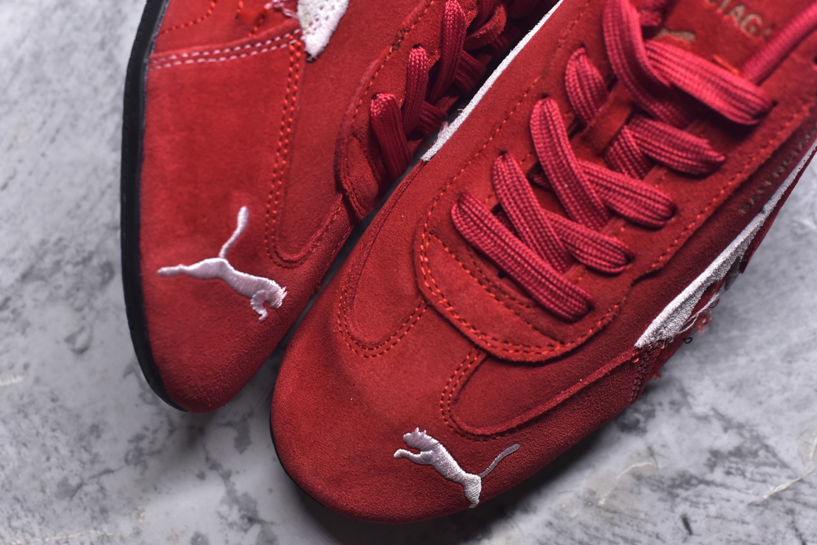 图片[8]-#巴黎世家联名款Balenciaga The Open Product x Puma Speedcat 极速赛车系列彪马低帮生活休闲鞋 原装档案原数据纸版楦型 采用原厂固色翻毛皮鞋面材质 二次成型\’猛帮\’成型工艺 全球知名运动品牌PUMA宝马赛车系列，融合了宝马车队的标志性配色，以趣味十足又前卫复古的设计引领潮流，将赛道精神融入街头时尚，开启前卫竞速之旅。自1978年巴伐利亚车队走上世界舞台，宝马赛车就在全球汽车制造和赛车运动领域留下了浓墨重彩的一笔。全新的两款BMW MMS Roma与BMW MMS Speedboat鞋款，均从宝马车型中汲取灵感。以黑或白为底色，融入经典配色，主打前卫复古风。Roma鞋款的鞋侧以复古的流线造型，缀以宝马经典Logo，巧妙吸睛；而Speedcat鞋款以亮眼三色条纹元素缀以舒适鞋面，赋予了独特的个性美学，演绎赛车的无尽能量 货号 406519 03 尺码 36 37 38 39 40 41 42 43 44 45 ｛官方同布 无半码｝ ⚠️-选品中心