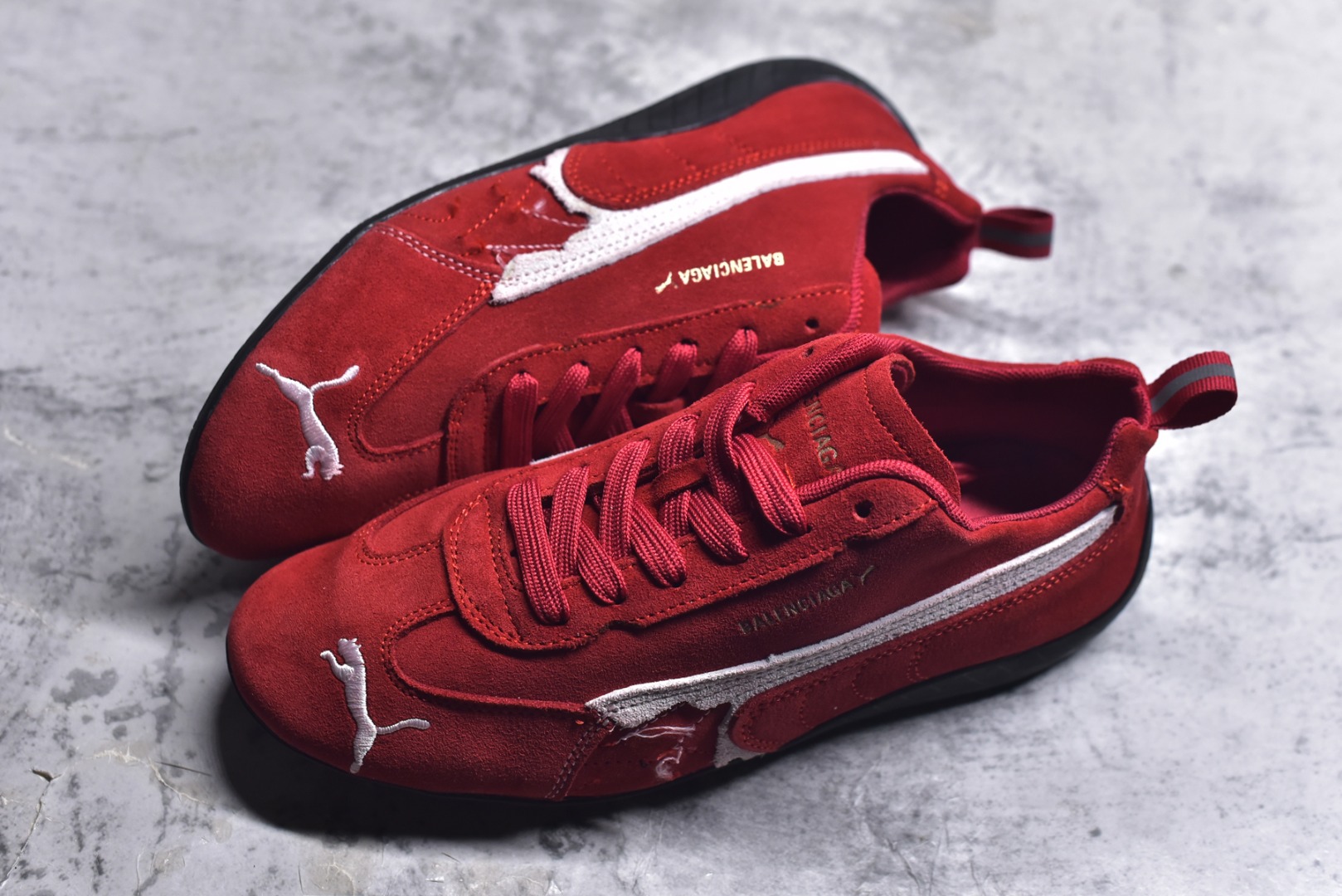 图片[7]-#巴黎世家联名款Balenciaga The Open Product x Puma Speedcat 极速赛车系列彪马低帮生活休闲鞋 原装档案原数据纸版楦型 采用原厂固色翻毛皮鞋面材质 二次成型\’猛帮\’成型工艺 全球知名运动品牌PUMA宝马赛车系列，融合了宝马车队的标志性配色，以趣味十足又前卫复古的设计引领潮流，将赛道精神融入街头时尚，开启前卫竞速之旅。自1978年巴伐利亚车队走上世界舞台，宝马赛车就在全球汽车制造和赛车运动领域留下了浓墨重彩的一笔。全新的两款BMW MMS Roma与BMW MMS Speedboat鞋款，均从宝马车型中汲取灵感。以黑或白为底色，融入经典配色，主打前卫复古风。Roma鞋款的鞋侧以复古的流线造型，缀以宝马经典Logo，巧妙吸睛；而Speedcat鞋款以亮眼三色条纹元素缀以舒适鞋面，赋予了独特的个性美学，演绎赛车的无尽能量 货号 406519 03 尺码 36 37 38 39 40 41 42 43 44 45 ｛官方同布 无半码｝ ⚠️-选品中心