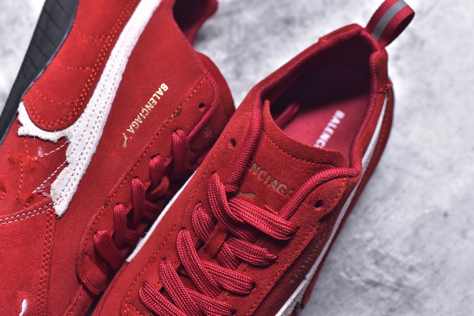 图片[9]-#巴黎世家联名款Balenciaga The Open Product x Puma Speedcat 极速赛车系列彪马低帮生活休闲鞋 原装档案原数据纸版楦型 采用原厂固色翻毛皮鞋面材质 二次成型\’猛帮\’成型工艺 全球知名运动品牌PUMA宝马赛车系列，融合了宝马车队的标志性配色，以趣味十足又前卫复古的设计引领潮流，将赛道精神融入街头时尚，开启前卫竞速之旅。自1978年巴伐利亚车队走上世界舞台，宝马赛车就在全球汽车制造和赛车运动领域留下了浓墨重彩的一笔。全新的两款BMW MMS Roma与BMW MMS Speedboat鞋款，均从宝马车型中汲取灵感。以黑或白为底色，融入经典配色，主打前卫复古风。Roma鞋款的鞋侧以复古的流线造型，缀以宝马经典Logo，巧妙吸睛；而Speedcat鞋款以亮眼三色条纹元素缀以舒适鞋面，赋予了独特的个性美学，演绎赛车的无尽能量 货号 406519 03 尺码 36 37 38 39 40 41 42 43 44 45 ｛官方同布 无半码｝ ⚠️-选品中心