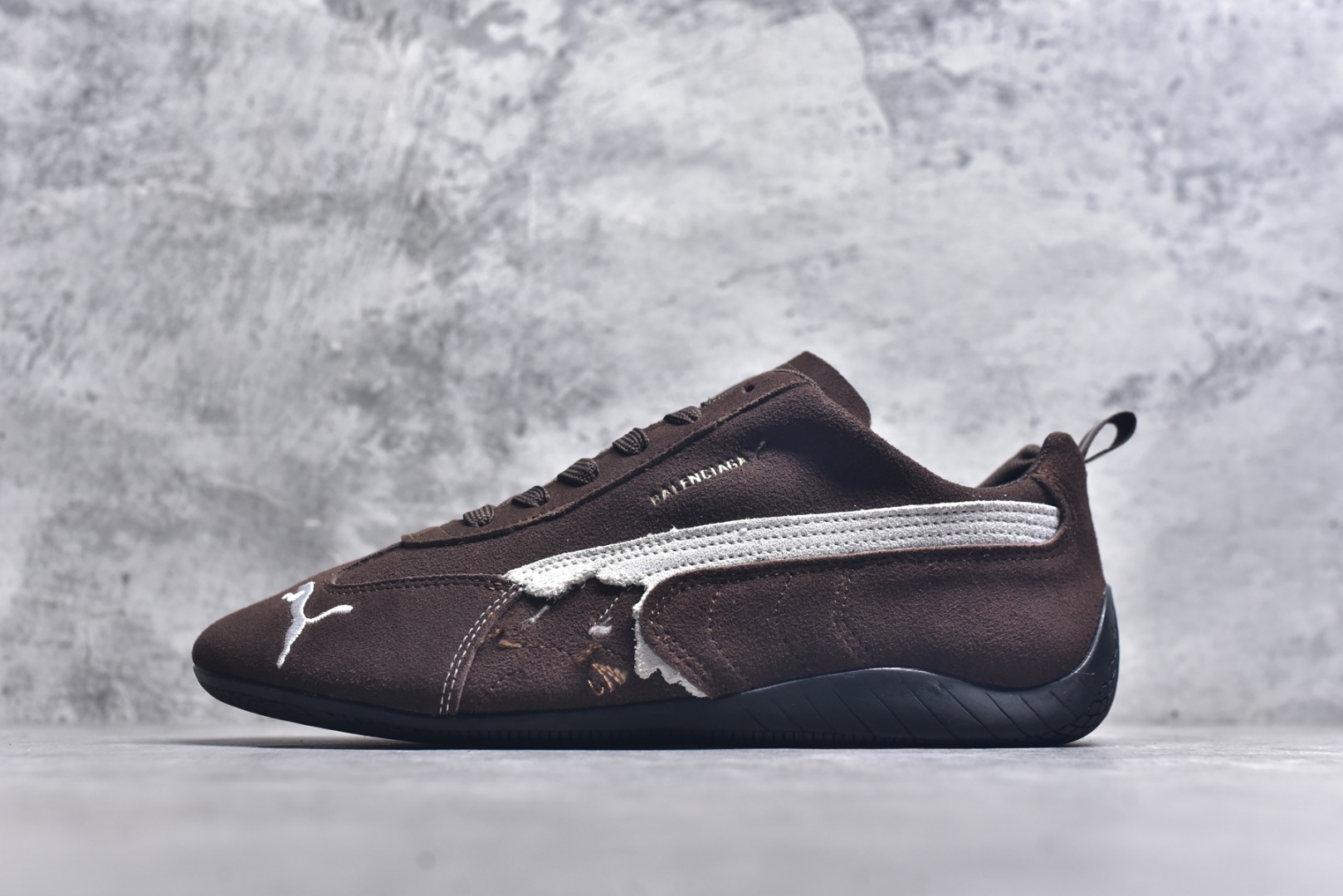 #巴黎世家联名款The Open Product x Puma Speedcat 极速赛车系列彪马低帮生活休闲鞋 原装档案原数据纸版楦型 采用原厂固色翻毛皮鞋面材质 二次成型\'猛帮\'成型工艺 全球知名运动品牌PUMA宝马赛车系列，融合了宝马车队的标志性配色，以趣味十足又前卫复古的设计引领潮流，将赛道精神融入街头时尚，开启前卫竞速之旅。自1978年巴伐利亚车队走上世界舞台，宝马赛车就在全球汽车制造和赛车运动领域留下了浓墨重彩的一笔。全新的两款BMW MMS Roma与BMW MMS Speedboat鞋款，均从宝马车型中汲取灵感。以黑或白为底色，融入经典配色，主打前卫复古风。Roma鞋款的鞋侧以复古的流线造型，缀以宝马经典Logo，巧妙吸睛；而Speedcat鞋款以亮眼三色条纹元素缀以舒适鞋面，赋予了独特的个性美学，演绎赛车的无尽能量 货号 406519 05 尺码 36 37 38 39 40 41 42 43 44 45 ｛官方同布 无半码｝ ⚠️-选品中心