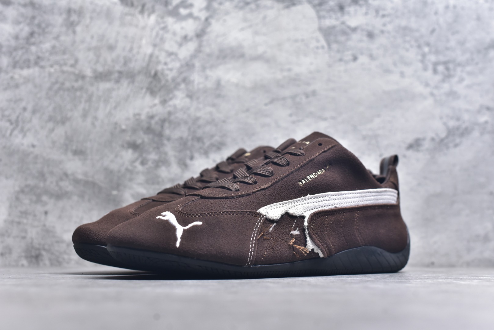 图片[2]-#巴黎世家联名款The Open Product x Puma Speedcat 极速赛车系列彪马低帮生活休闲鞋 原装档案原数据纸版楦型 采用原厂固色翻毛皮鞋面材质 二次成型\’猛帮\’成型工艺 全球知名运动品牌PUMA宝马赛车系列，融合了宝马车队的标志性配色，以趣味十足又前卫复古的设计引领潮流，将赛道精神融入街头时尚，开启前卫竞速之旅。自1978年巴伐利亚车队走上世界舞台，宝马赛车就在全球汽车制造和赛车运动领域留下了浓墨重彩的一笔。全新的两款BMW MMS Roma与BMW MMS Speedboat鞋款，均从宝马车型中汲取灵感。以黑或白为底色，融入经典配色，主打前卫复古风。Roma鞋款的鞋侧以复古的流线造型，缀以宝马经典Logo，巧妙吸睛；而Speedcat鞋款以亮眼三色条纹元素缀以舒适鞋面，赋予了独特的个性美学，演绎赛车的无尽能量 货号 406519 05 尺码 36 37 38 39 40 41 42 43 44 45 ｛官方同布 无半码｝ ⚠️-选品中心