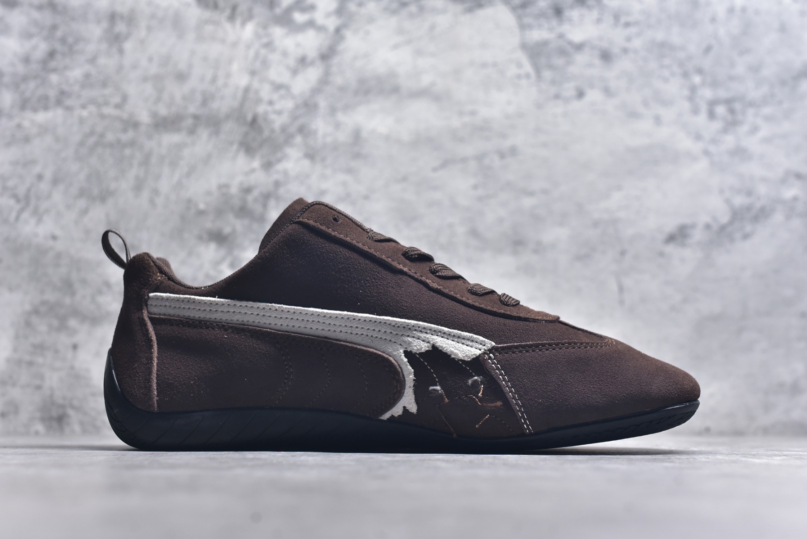 图片[3]-#巴黎世家联名款The Open Product x Puma Speedcat 极速赛车系列彪马低帮生活休闲鞋 原装档案原数据纸版楦型 采用原厂固色翻毛皮鞋面材质 二次成型\’猛帮\’成型工艺 全球知名运动品牌PUMA宝马赛车系列，融合了宝马车队的标志性配色，以趣味十足又前卫复古的设计引领潮流，将赛道精神融入街头时尚，开启前卫竞速之旅。自1978年巴伐利亚车队走上世界舞台，宝马赛车就在全球汽车制造和赛车运动领域留下了浓墨重彩的一笔。全新的两款BMW MMS Roma与BMW MMS Speedboat鞋款，均从宝马车型中汲取灵感。以黑或白为底色，融入经典配色，主打前卫复古风。Roma鞋款的鞋侧以复古的流线造型，缀以宝马经典Logo，巧妙吸睛；而Speedcat鞋款以亮眼三色条纹元素缀以舒适鞋面，赋予了独特的个性美学，演绎赛车的无尽能量 货号 406519 05 尺码 36 37 38 39 40 41 42 43 44 45 ｛官方同布 无半码｝ ⚠️-选品中心