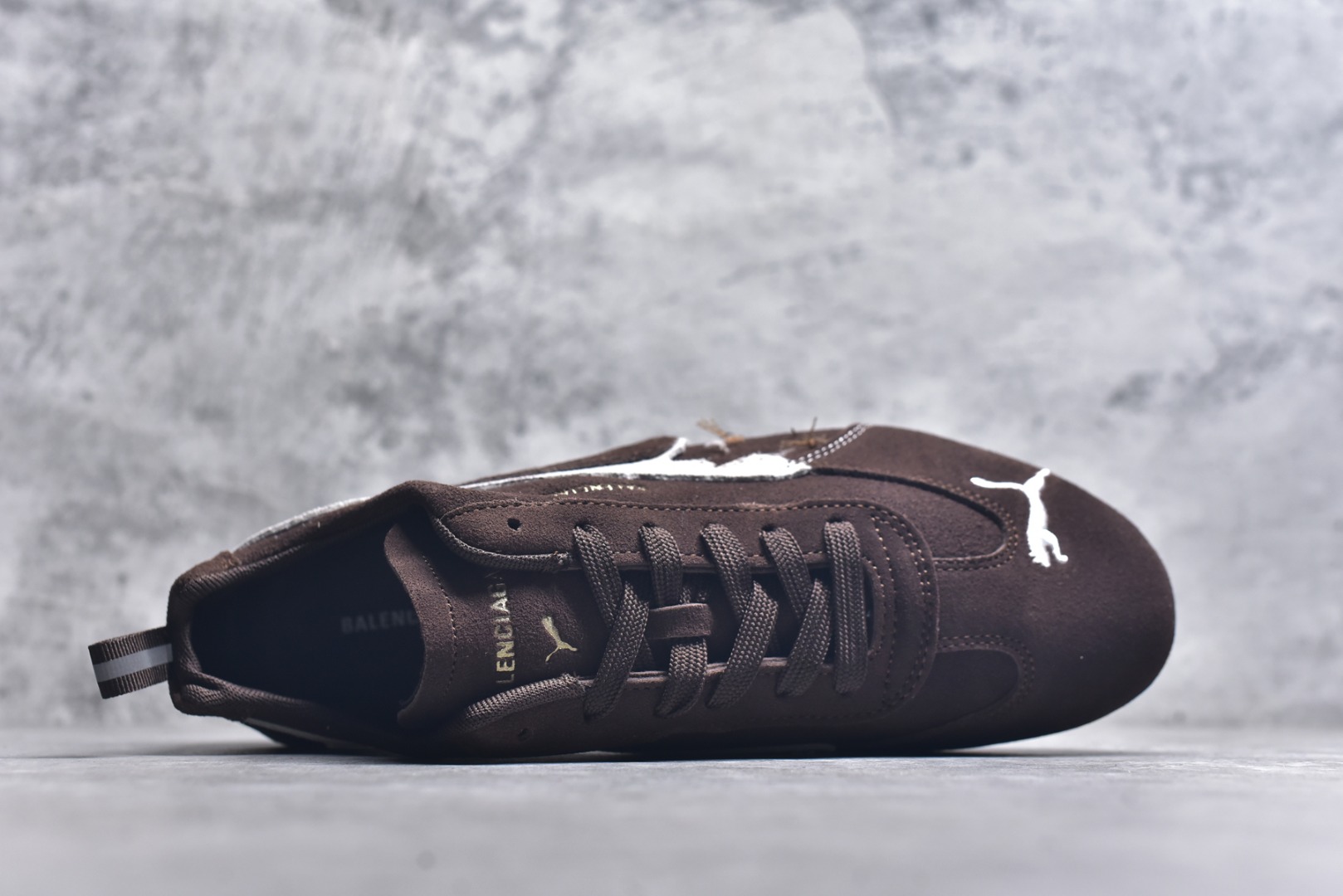 图片[4]-#巴黎世家联名款The Open Product x Puma Speedcat 极速赛车系列彪马低帮生活休闲鞋 原装档案原数据纸版楦型 采用原厂固色翻毛皮鞋面材质 二次成型\’猛帮\’成型工艺 全球知名运动品牌PUMA宝马赛车系列，融合了宝马车队的标志性配色，以趣味十足又前卫复古的设计引领潮流，将赛道精神融入街头时尚，开启前卫竞速之旅。自1978年巴伐利亚车队走上世界舞台，宝马赛车就在全球汽车制造和赛车运动领域留下了浓墨重彩的一笔。全新的两款BMW MMS Roma与BMW MMS Speedboat鞋款，均从宝马车型中汲取灵感。以黑或白为底色，融入经典配色，主打前卫复古风。Roma鞋款的鞋侧以复古的流线造型，缀以宝马经典Logo，巧妙吸睛；而Speedcat鞋款以亮眼三色条纹元素缀以舒适鞋面，赋予了独特的个性美学，演绎赛车的无尽能量 货号 406519 05 尺码 36 37 38 39 40 41 42 43 44 45 ｛官方同布 无半码｝ ⚠️-选品中心