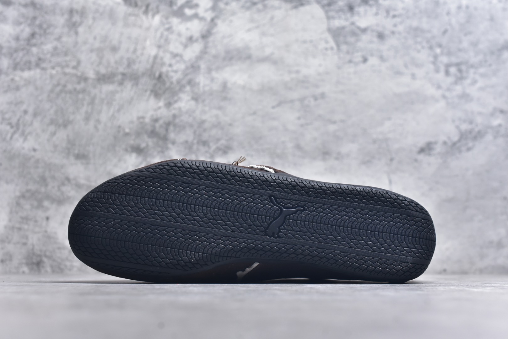 图片[6]-#巴黎世家联名款The Open Product x Puma Speedcat 极速赛车系列彪马低帮生活休闲鞋 原装档案原数据纸版楦型 采用原厂固色翻毛皮鞋面材质 二次成型\’猛帮\’成型工艺 全球知名运动品牌PUMA宝马赛车系列，融合了宝马车队的标志性配色，以趣味十足又前卫复古的设计引领潮流，将赛道精神融入街头时尚，开启前卫竞速之旅。自1978年巴伐利亚车队走上世界舞台，宝马赛车就在全球汽车制造和赛车运动领域留下了浓墨重彩的一笔。全新的两款BMW MMS Roma与BMW MMS Speedboat鞋款，均从宝马车型中汲取灵感。以黑或白为底色，融入经典配色，主打前卫复古风。Roma鞋款的鞋侧以复古的流线造型，缀以宝马经典Logo，巧妙吸睛；而Speedcat鞋款以亮眼三色条纹元素缀以舒适鞋面，赋予了独特的个性美学，演绎赛车的无尽能量 货号 406519 05 尺码 36 37 38 39 40 41 42 43 44 45 ｛官方同布 无半码｝ ⚠️-选品中心