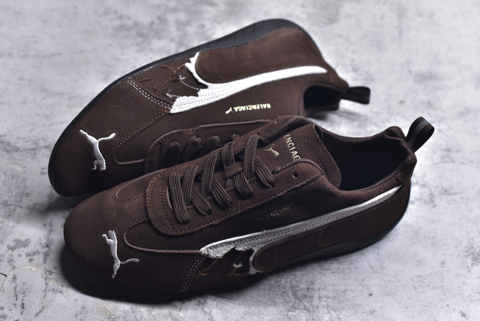 图片[7]-#巴黎世家联名款The Open Product x Puma Speedcat 极速赛车系列彪马低帮生活休闲鞋 原装档案原数据纸版楦型 采用原厂固色翻毛皮鞋面材质 二次成型\’猛帮\’成型工艺 全球知名运动品牌PUMA宝马赛车系列，融合了宝马车队的标志性配色，以趣味十足又前卫复古的设计引领潮流，将赛道精神融入街头时尚，开启前卫竞速之旅。自1978年巴伐利亚车队走上世界舞台，宝马赛车就在全球汽车制造和赛车运动领域留下了浓墨重彩的一笔。全新的两款BMW MMS Roma与BMW MMS Speedboat鞋款，均从宝马车型中汲取灵感。以黑或白为底色，融入经典配色，主打前卫复古风。Roma鞋款的鞋侧以复古的流线造型，缀以宝马经典Logo，巧妙吸睛；而Speedcat鞋款以亮眼三色条纹元素缀以舒适鞋面，赋予了独特的个性美学，演绎赛车的无尽能量 货号 406519 05 尺码 36 37 38 39 40 41 42 43 44 45 ｛官方同布 无半码｝ ⚠️-选品中心