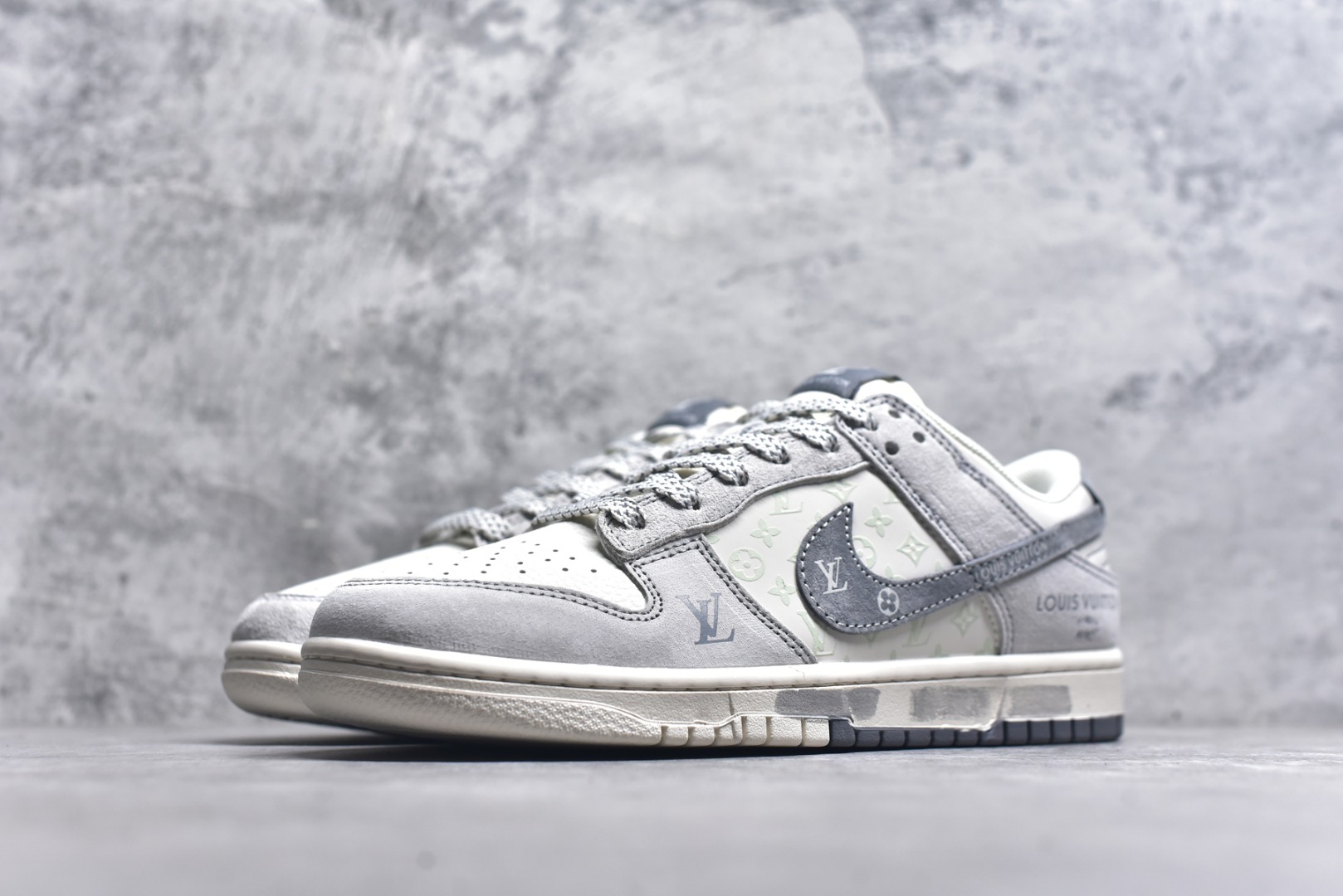 图片[2]-#Nike SB Dunk Low“ LV联名——灰猪八涂鸦” 周年高端定制 低帮休闲板鞋 定制鞋盒 大厂纯原品质出货 超高清洁度 皮料切割干净无任何毛边 细节完美 货号：CX5050-Y02 尺码：36 36.5 37.5 38 38.5 39 40 40.5 41 42 42.5 43 44 44.5 45-选品中心