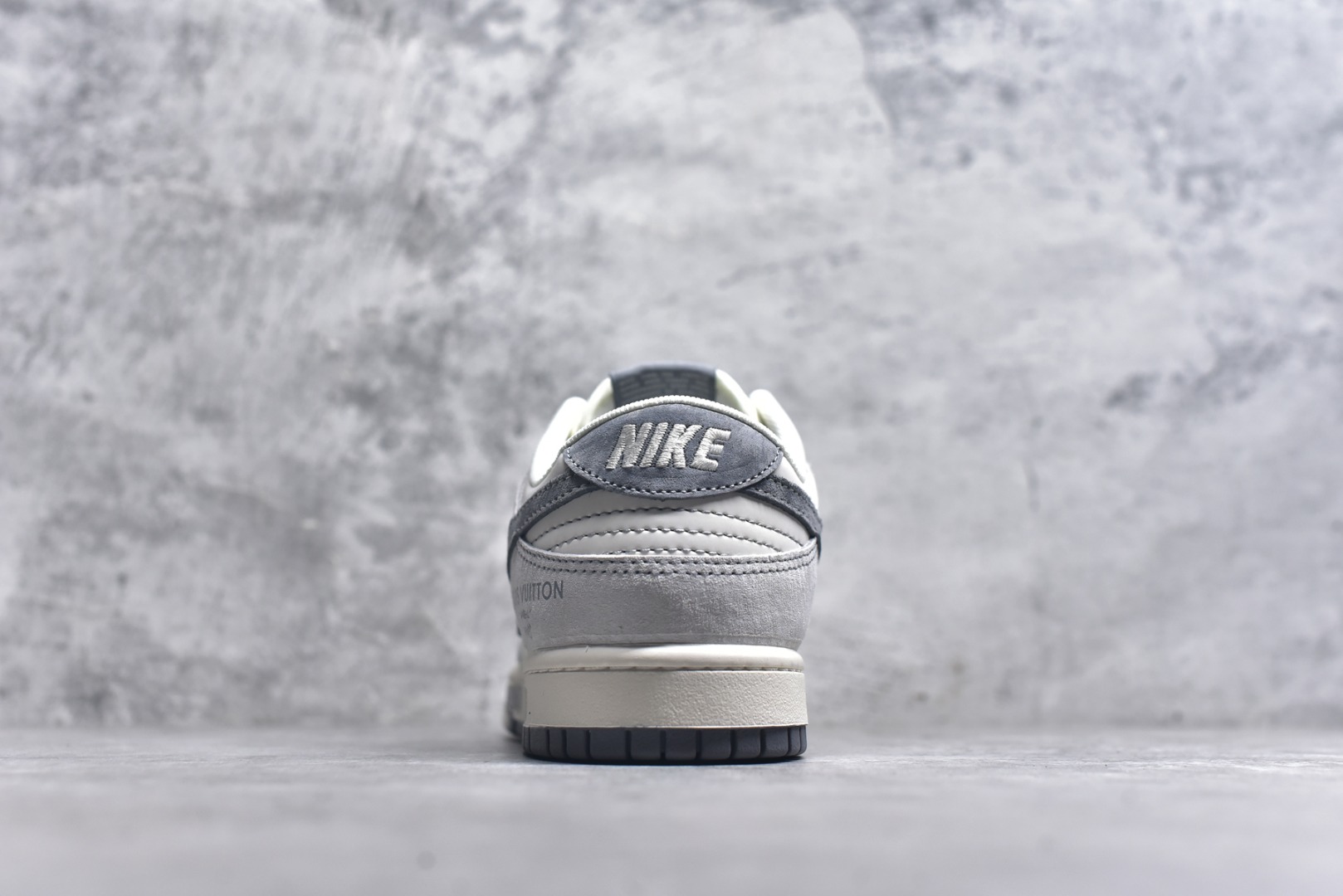 图片[5]-#Nike SB Dunk Low“ LV联名——灰猪八涂鸦” 周年高端定制 低帮休闲板鞋 定制鞋盒 大厂纯原品质出货 超高清洁度 皮料切割干净无任何毛边 细节完美 货号：CX5050-Y02 尺码：36 36.5 37.5 38 38.5 39 40 40.5 41 42 42.5 43 44 44.5 45-选品中心