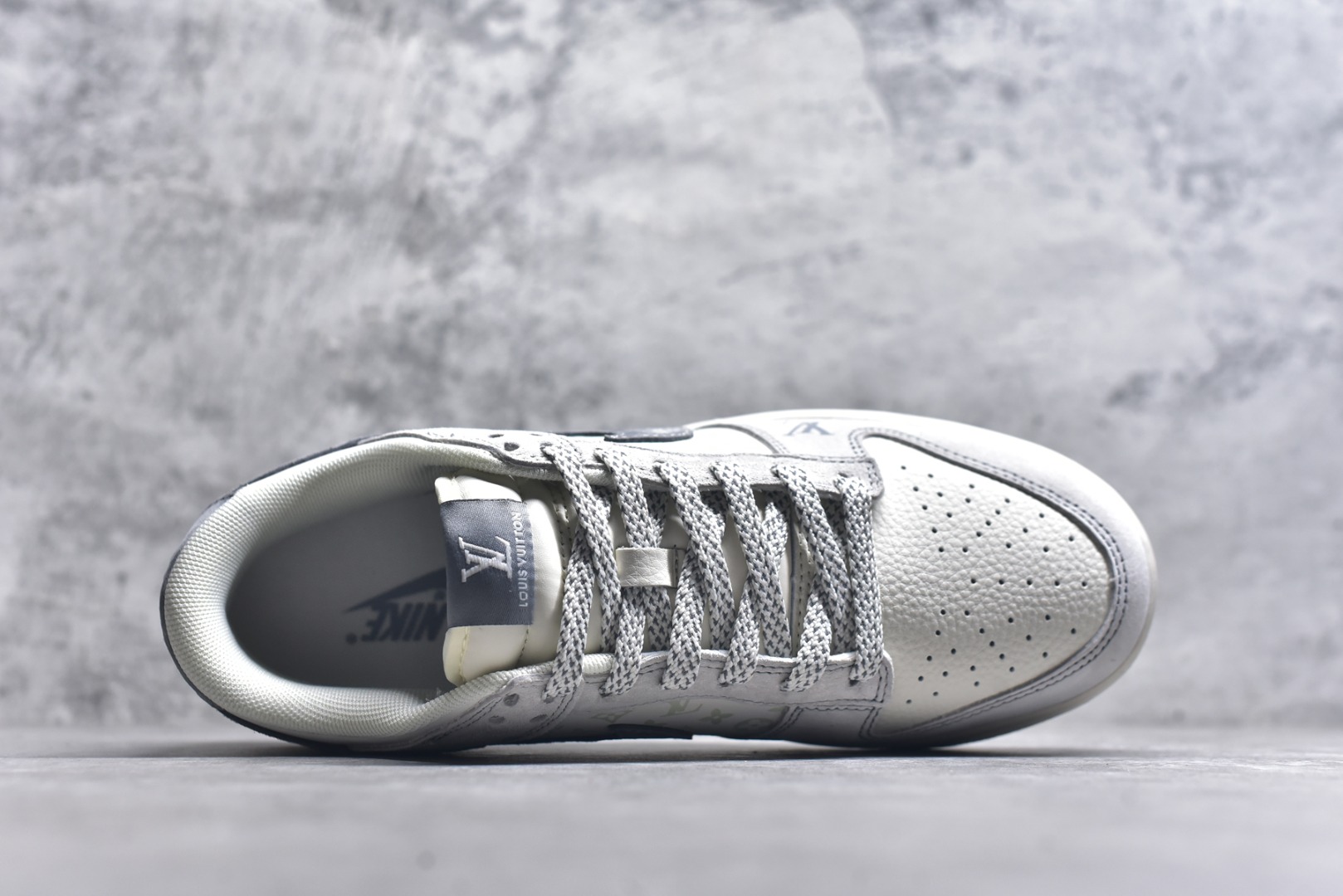 图片[4]-#Nike SB Dunk Low“ LV联名——灰猪八涂鸦” 周年高端定制 低帮休闲板鞋 定制鞋盒 大厂纯原品质出货 超高清洁度 皮料切割干净无任何毛边 细节完美 货号：CX5050-Y02 尺码：36 36.5 37.5 38 38.5 39 40 40.5 41 42 42.5 43 44 44.5 45-选品中心