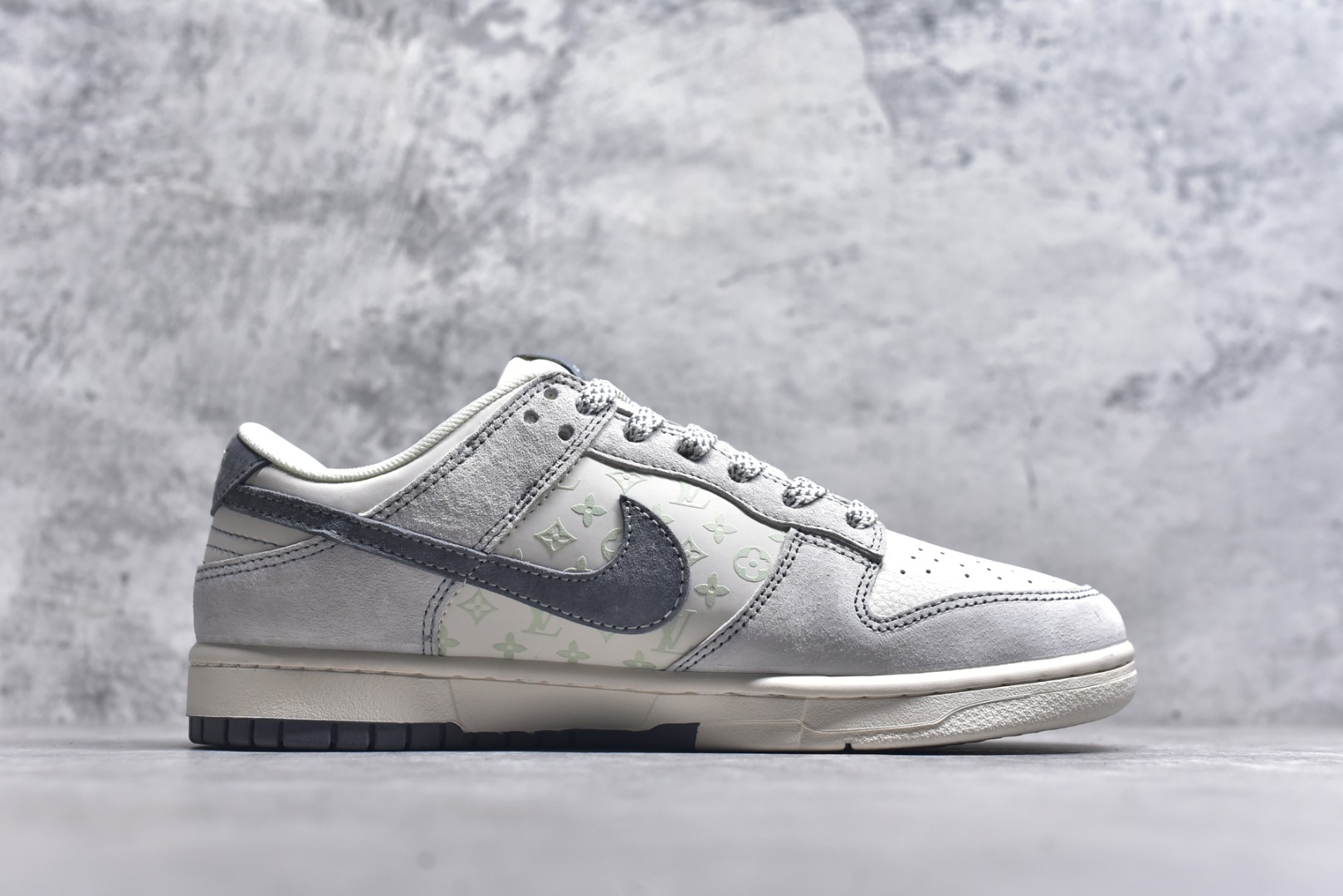 图片[3]-#Nike SB Dunk Low“ LV联名——灰猪八涂鸦” 周年高端定制 低帮休闲板鞋 定制鞋盒 大厂纯原品质出货 超高清洁度 皮料切割干净无任何毛边 细节完美 货号：CX5050-Y02 尺码：36 36.5 37.5 38 38.5 39 40 40.5 41 42 42.5 43 44 44.5 45-选品中心