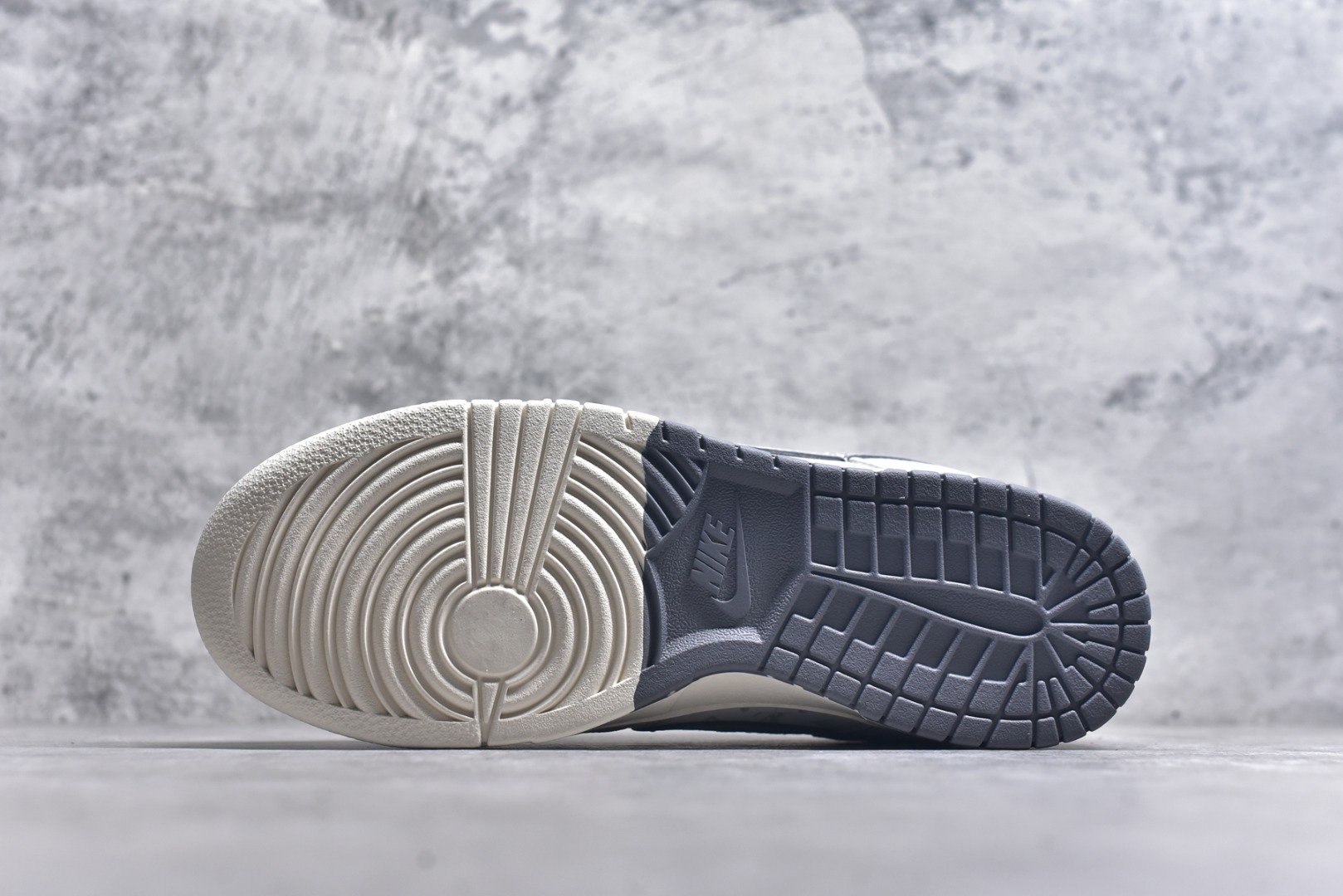 图片[6]-#Nike SB Dunk Low“ LV联名——灰猪八涂鸦” 周年高端定制 低帮休闲板鞋 定制鞋盒 大厂纯原品质出货 超高清洁度 皮料切割干净无任何毛边 细节完美 货号：CX5050-Y02 尺码：36 36.5 37.5 38 38.5 39 40 40.5 41 42 42.5 43 44 44.5 45-选品中心