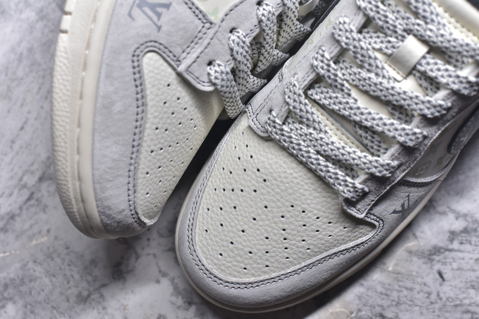 图片[8]-#Nike SB Dunk Low“ LV联名——灰猪八涂鸦” 周年高端定制 低帮休闲板鞋 定制鞋盒 大厂纯原品质出货 超高清洁度 皮料切割干净无任何毛边 细节完美 货号：CX5050-Y02 尺码：36 36.5 37.5 38 38.5 39 40 40.5 41 42 42.5 43 44 44.5 45-选品中心