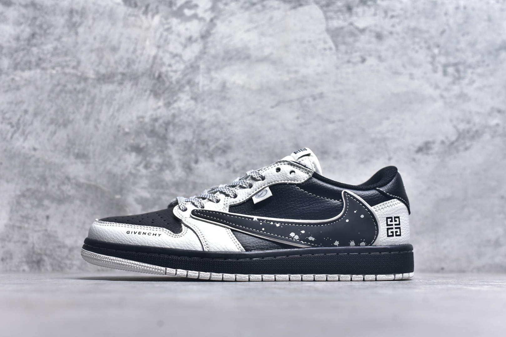 #Travis Scott x Fragment Design x Air Jordan 1 Low OG SP AJ1 乔1 纪梵希联名 泼墨米黑 低帮文化休闲板鞋 DZ5899-005 #多方联名合作融合了Travis Scott 独特的音乐风格，藤原浩个性的设计风格以及Jordan品牌的经典元素 使其成为一双具有独特身份和价值的鞋子 清新而立体的外观加上联名标识更突出了其独特身份 这种配色方案显示出活力和时尚感 在视觉上引人注目 鞋身的质感和细腻的细节处理使其显得高端而格调十足 这款“倒钩”联名是设计与创意完美结合 融合多方的个性风格是一款备受瞩目的潮流鞋款 尺码：36 36.5 37.5 38 38.5 39 40 40.5 41 42 42.5 43 44 44.5 45 9.E5-选品中心