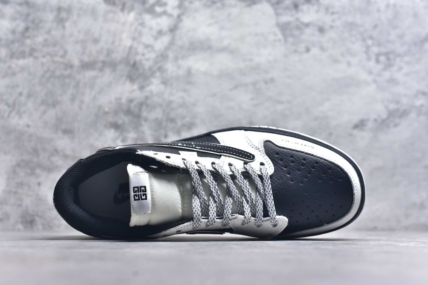 图片[4]-#Travis Scott x Fragment Design x Air Jordan 1 Low OG SP AJ1 乔1 纪梵希联名 泼墨米黑 低帮文化休闲板鞋 DZ5899-005 #多方联名合作融合了Travis Scott 独特的音乐风格，藤原浩个性的设计风格以及Jordan品牌的经典元素 使其成为一双具有独特身份和价值的鞋子 清新而立体的外观加上联名标识更突出了其独特身份 这种配色方案显示出活力和时尚感 在视觉上引人注目 鞋身的质感和细腻的细节处理使其显得高端而格调十足 这款“倒钩”联名是设计与创意完美结合 融合多方的个性风格是一款备受瞩目的潮流鞋款 尺码：36 36.5 37.5 38 38.5 39 40 40.5 41 42 42.5 43 44 44.5 45 9.E5-选品中心