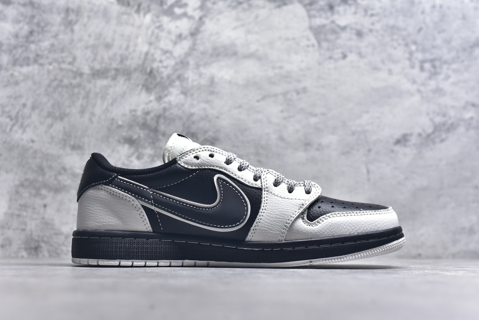 图片[3]-#Travis Scott x Fragment Design x Air Jordan 1 Low OG SP AJ1 乔1 纪梵希联名 泼墨米黑 低帮文化休闲板鞋 DZ5899-005 #多方联名合作融合了Travis Scott 独特的音乐风格，藤原浩个性的设计风格以及Jordan品牌的经典元素 使其成为一双具有独特身份和价值的鞋子 清新而立体的外观加上联名标识更突出了其独特身份 这种配色方案显示出活力和时尚感 在视觉上引人注目 鞋身的质感和细腻的细节处理使其显得高端而格调十足 这款“倒钩”联名是设计与创意完美结合 融合多方的个性风格是一款备受瞩目的潮流鞋款 尺码：36 36.5 37.5 38 38.5 39 40 40.5 41 42 42.5 43 44 44.5 45 9.E5-选品中心