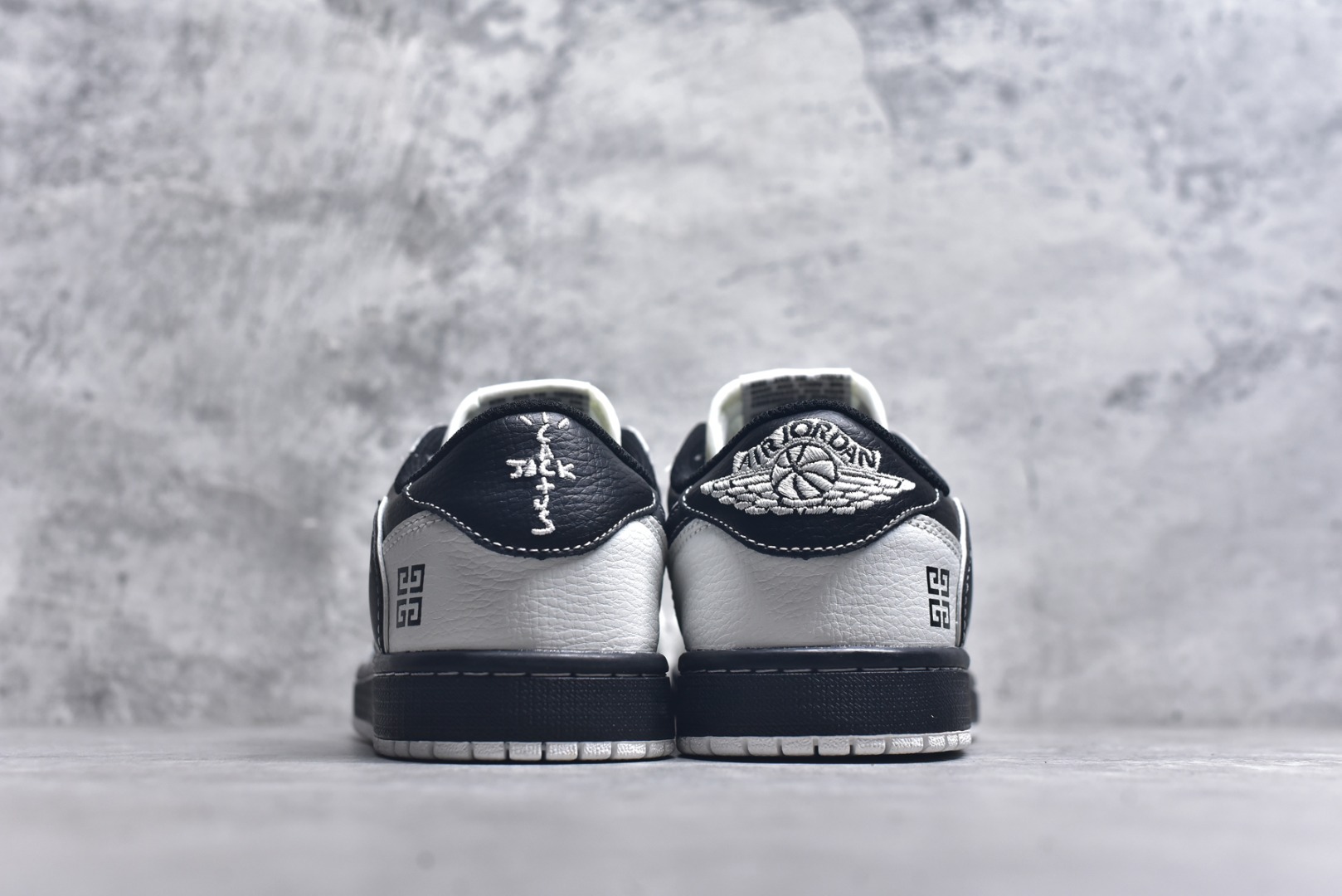 图片[5]-#Travis Scott x Fragment Design x Air Jordan 1 Low OG SP AJ1 乔1 纪梵希联名 泼墨米黑 低帮文化休闲板鞋 DZ5899-005 #多方联名合作融合了Travis Scott 独特的音乐风格，藤原浩个性的设计风格以及Jordan品牌的经典元素 使其成为一双具有独特身份和价值的鞋子 清新而立体的外观加上联名标识更突出了其独特身份 这种配色方案显示出活力和时尚感 在视觉上引人注目 鞋身的质感和细腻的细节处理使其显得高端而格调十足 这款“倒钩”联名是设计与创意完美结合 融合多方的个性风格是一款备受瞩目的潮流鞋款 尺码：36 36.5 37.5 38 38.5 39 40 40.5 41 42 42.5 43 44 44.5 45 9.E5-选品中心