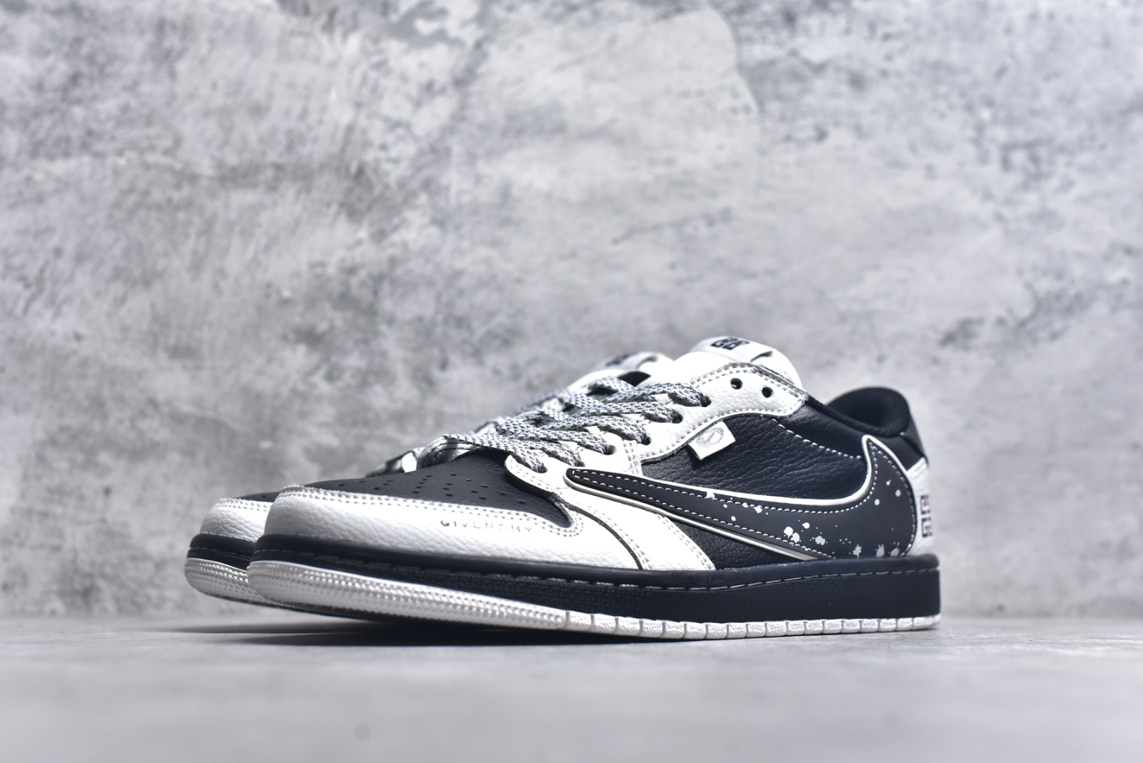 图片[2]-#Travis Scott x Fragment Design x Air Jordan 1 Low OG SP AJ1 乔1 纪梵希联名 泼墨米黑 低帮文化休闲板鞋 DZ5899-005 #多方联名合作融合了Travis Scott 独特的音乐风格，藤原浩个性的设计风格以及Jordan品牌的经典元素 使其成为一双具有独特身份和价值的鞋子 清新而立体的外观加上联名标识更突出了其独特身份 这种配色方案显示出活力和时尚感 在视觉上引人注目 鞋身的质感和细腻的细节处理使其显得高端而格调十足 这款“倒钩”联名是设计与创意完美结合 融合多方的个性风格是一款备受瞩目的潮流鞋款 尺码：36 36.5 37.5 38 38.5 39 40 40.5 41 42 42.5 43 44 44.5 45 9.E5-选品中心