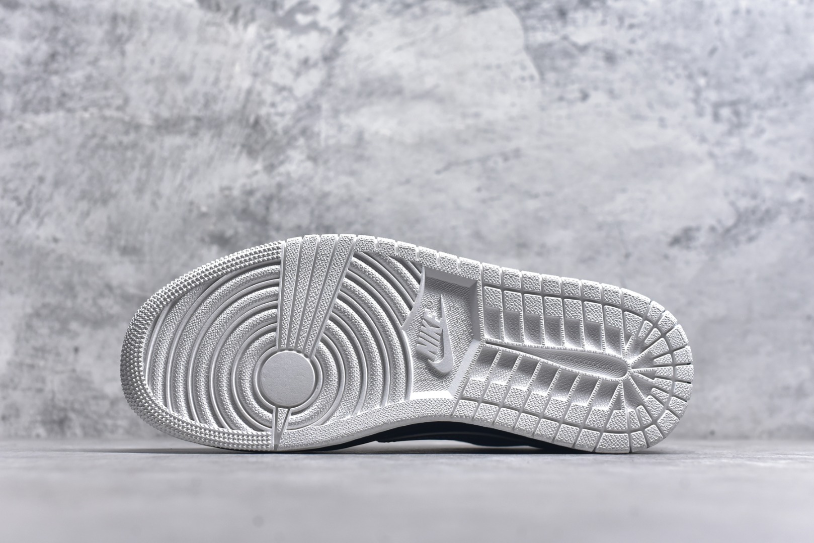 图片[6]-#Travis Scott x Fragment Design x Air Jordan 1 Low OG SP AJ1 乔1 纪梵希联名 泼墨米黑 低帮文化休闲板鞋 DZ5899-005 #多方联名合作融合了Travis Scott 独特的音乐风格，藤原浩个性的设计风格以及Jordan品牌的经典元素 使其成为一双具有独特身份和价值的鞋子 清新而立体的外观加上联名标识更突出了其独特身份 这种配色方案显示出活力和时尚感 在视觉上引人注目 鞋身的质感和细腻的细节处理使其显得高端而格调十足 这款“倒钩”联名是设计与创意完美结合 融合多方的个性风格是一款备受瞩目的潮流鞋款 尺码：36 36.5 37.5 38 38.5 39 40 40.5 41 42 42.5 43 44 44.5 45 9.E5-选品中心