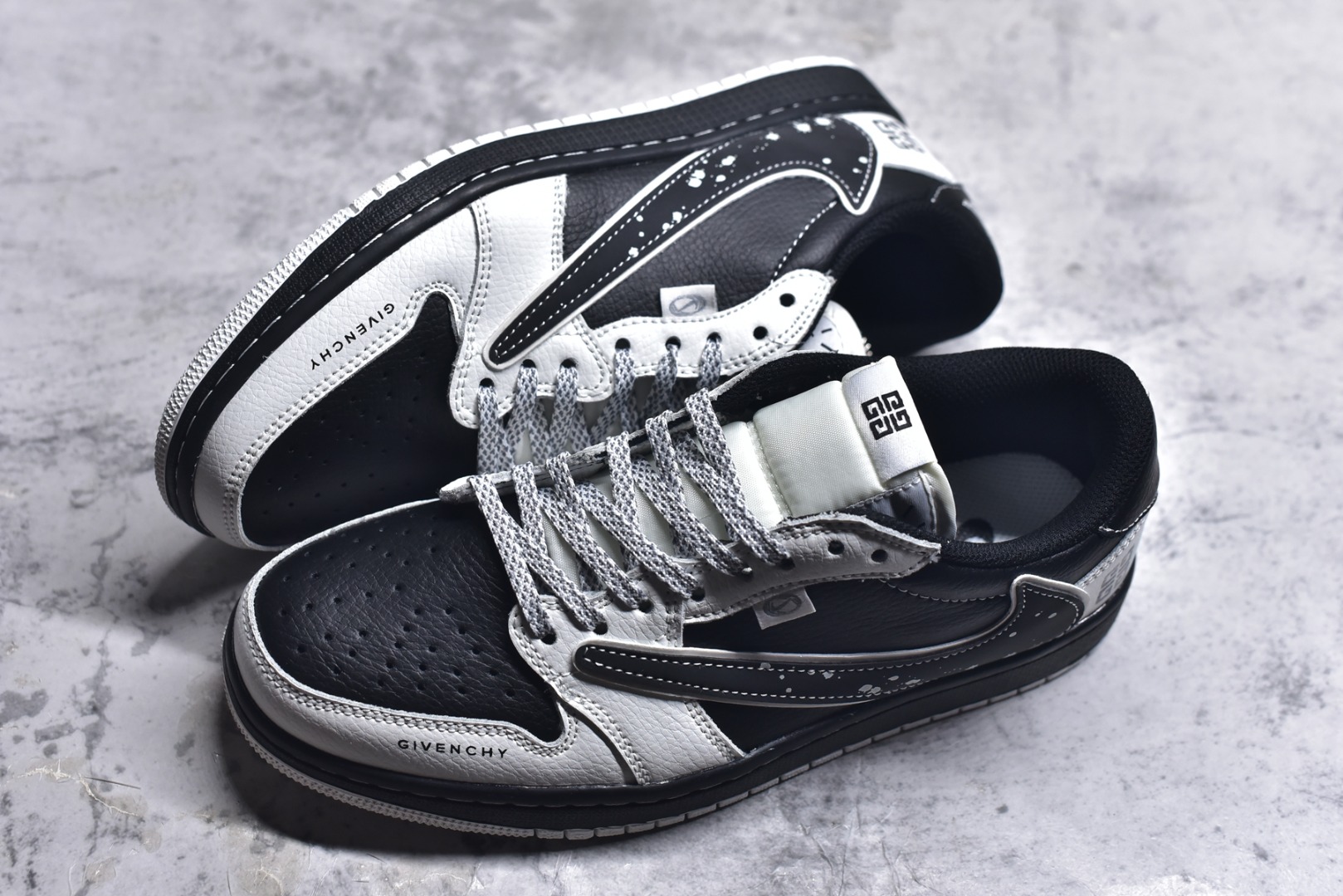 图片[7]-#Travis Scott x Fragment Design x Air Jordan 1 Low OG SP AJ1 乔1 纪梵希联名 泼墨米黑 低帮文化休闲板鞋 DZ5899-005 #多方联名合作融合了Travis Scott 独特的音乐风格，藤原浩个性的设计风格以及Jordan品牌的经典元素 使其成为一双具有独特身份和价值的鞋子 清新而立体的外观加上联名标识更突出了其独特身份 这种配色方案显示出活力和时尚感 在视觉上引人注目 鞋身的质感和细腻的细节处理使其显得高端而格调十足 这款“倒钩”联名是设计与创意完美结合 融合多方的个性风格是一款备受瞩目的潮流鞋款 尺码：36 36.5 37.5 38 38.5 39 40 40.5 41 42 42.5 43 44 44.5 45 9.E5-选品中心