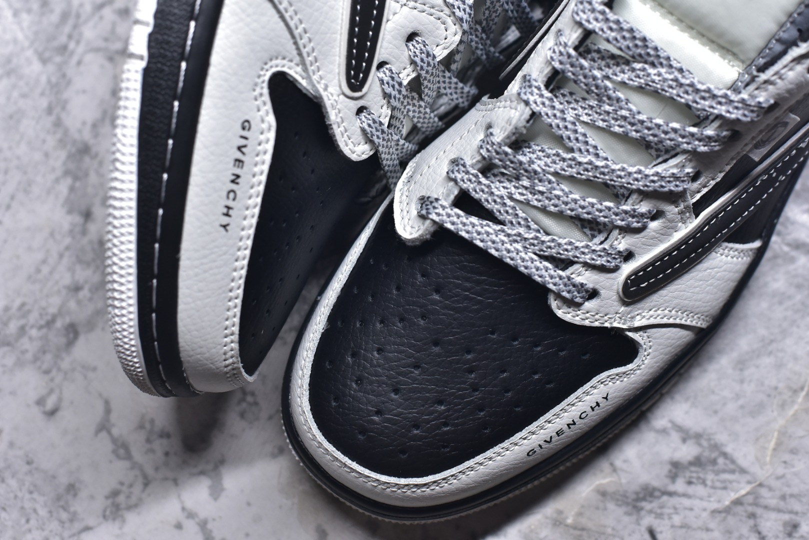 图片[8]-#Travis Scott x Fragment Design x Air Jordan 1 Low OG SP AJ1 乔1 纪梵希联名 泼墨米黑 低帮文化休闲板鞋 DZ5899-005 #多方联名合作融合了Travis Scott 独特的音乐风格，藤原浩个性的设计风格以及Jordan品牌的经典元素 使其成为一双具有独特身份和价值的鞋子 清新而立体的外观加上联名标识更突出了其独特身份 这种配色方案显示出活力和时尚感 在视觉上引人注目 鞋身的质感和细腻的细节处理使其显得高端而格调十足 这款“倒钩”联名是设计与创意完美结合 融合多方的个性风格是一款备受瞩目的潮流鞋款 尺码：36 36.5 37.5 38 38.5 39 40 40.5 41 42 42.5 43 44 44.5 45 9.E5-选品中心