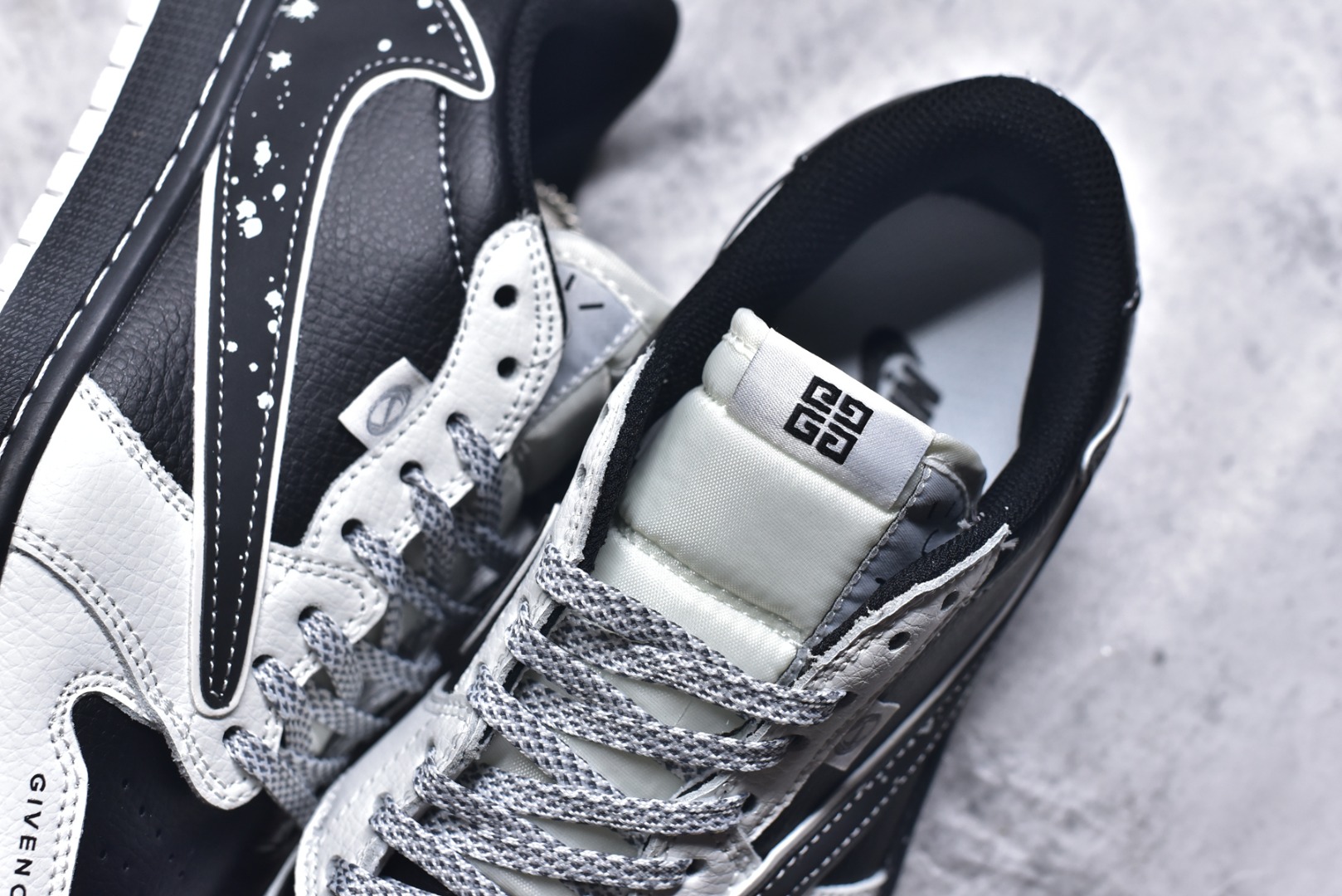 图片[9]-#Travis Scott x Fragment Design x Air Jordan 1 Low OG SP AJ1 乔1 纪梵希联名 泼墨米黑 低帮文化休闲板鞋 DZ5899-005 #多方联名合作融合了Travis Scott 独特的音乐风格，藤原浩个性的设计风格以及Jordan品牌的经典元素 使其成为一双具有独特身份和价值的鞋子 清新而立体的外观加上联名标识更突出了其独特身份 这种配色方案显示出活力和时尚感 在视觉上引人注目 鞋身的质感和细腻的细节处理使其显得高端而格调十足 这款“倒钩”联名是设计与创意完美结合 融合多方的个性风格是一款备受瞩目的潮流鞋款 尺码：36 36.5 37.5 38 38.5 39 40 40.5 41 42 42.5 43 44 44.5 45 9.E5-选品中心