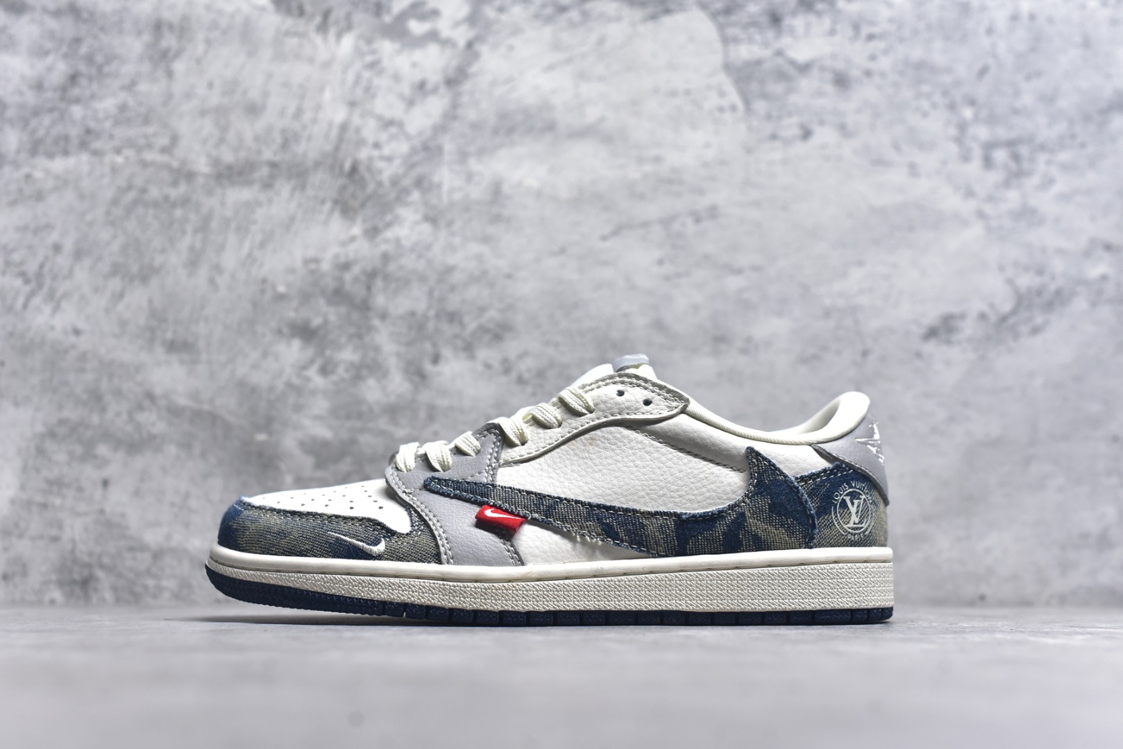 #Travis Scott x Fragment Design x Air Jordan 1 Low OG SP AJ1 乔1 LV联名 扎染牛仔 低帮文化休闲板鞋 LD2028-048 #多方联名合作融合了Travis Scott 独特的音乐风格，藤原浩个性的设计风格以及Jordan品牌的经典元素 使其成为一双具有独特身份和价值的鞋子 清新而立体的外观加上联名标识更突出了其独特身份 这种配色方案显示出活力和时尚感 在视觉上引人注目 鞋身的质感和细腻的细节处理使其显得高端而格调十足 这款“倒钩”联名是设计与创意完美结合 融合多方的个性风格是一款备受瞩目的潮流鞋款 尺码：36 36.5 37.5 38 38.5 39 40 40.5 41 42 42.5 43 44 44.5 45 9.E5-选品中心