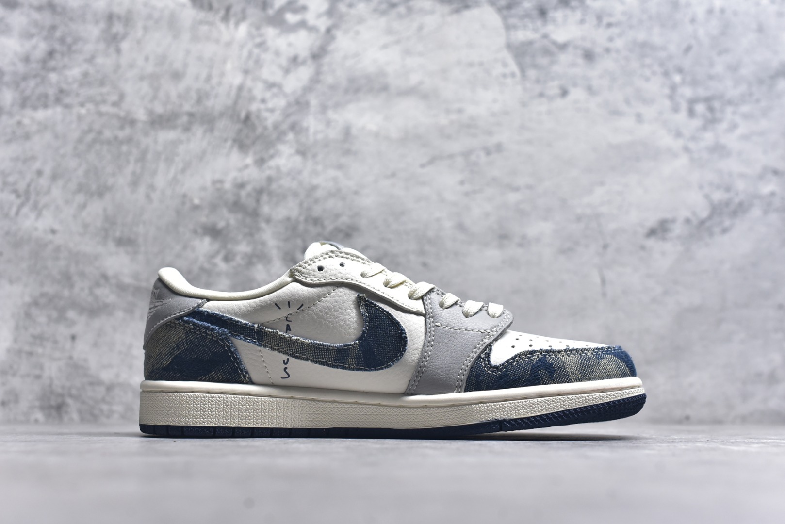 图片[3]-#Travis Scott x Fragment Design x Air Jordan 1 Low OG SP AJ1 乔1 LV联名 扎染牛仔 低帮文化休闲板鞋 LD2028-048 #多方联名合作融合了Travis Scott 独特的音乐风格，藤原浩个性的设计风格以及Jordan品牌的经典元素 使其成为一双具有独特身份和价值的鞋子 清新而立体的外观加上联名标识更突出了其独特身份 这种配色方案显示出活力和时尚感 在视觉上引人注目 鞋身的质感和细腻的细节处理使其显得高端而格调十足 这款“倒钩”联名是设计与创意完美结合 融合多方的个性风格是一款备受瞩目的潮流鞋款 尺码：36 36.5 37.5 38 38.5 39 40 40.5 41 42 42.5 43 44 44.5 45 9.E5-选品中心