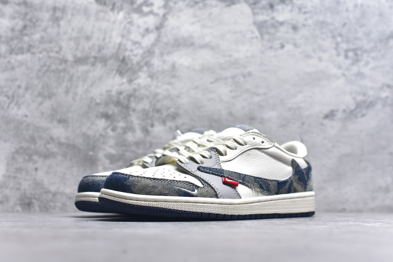 图片[2]-#Travis Scott x Fragment Design x Air Jordan 1 Low OG SP AJ1 乔1 LV联名 扎染牛仔 低帮文化休闲板鞋 LD2028-048 #多方联名合作融合了Travis Scott 独特的音乐风格，藤原浩个性的设计风格以及Jordan品牌的经典元素 使其成为一双具有独特身份和价值的鞋子 清新而立体的外观加上联名标识更突出了其独特身份 这种配色方案显示出活力和时尚感 在视觉上引人注目 鞋身的质感和细腻的细节处理使其显得高端而格调十足 这款“倒钩”联名是设计与创意完美结合 融合多方的个性风格是一款备受瞩目的潮流鞋款 尺码：36 36.5 37.5 38 38.5 39 40 40.5 41 42 42.5 43 44 44.5 45 9.E5-选品中心