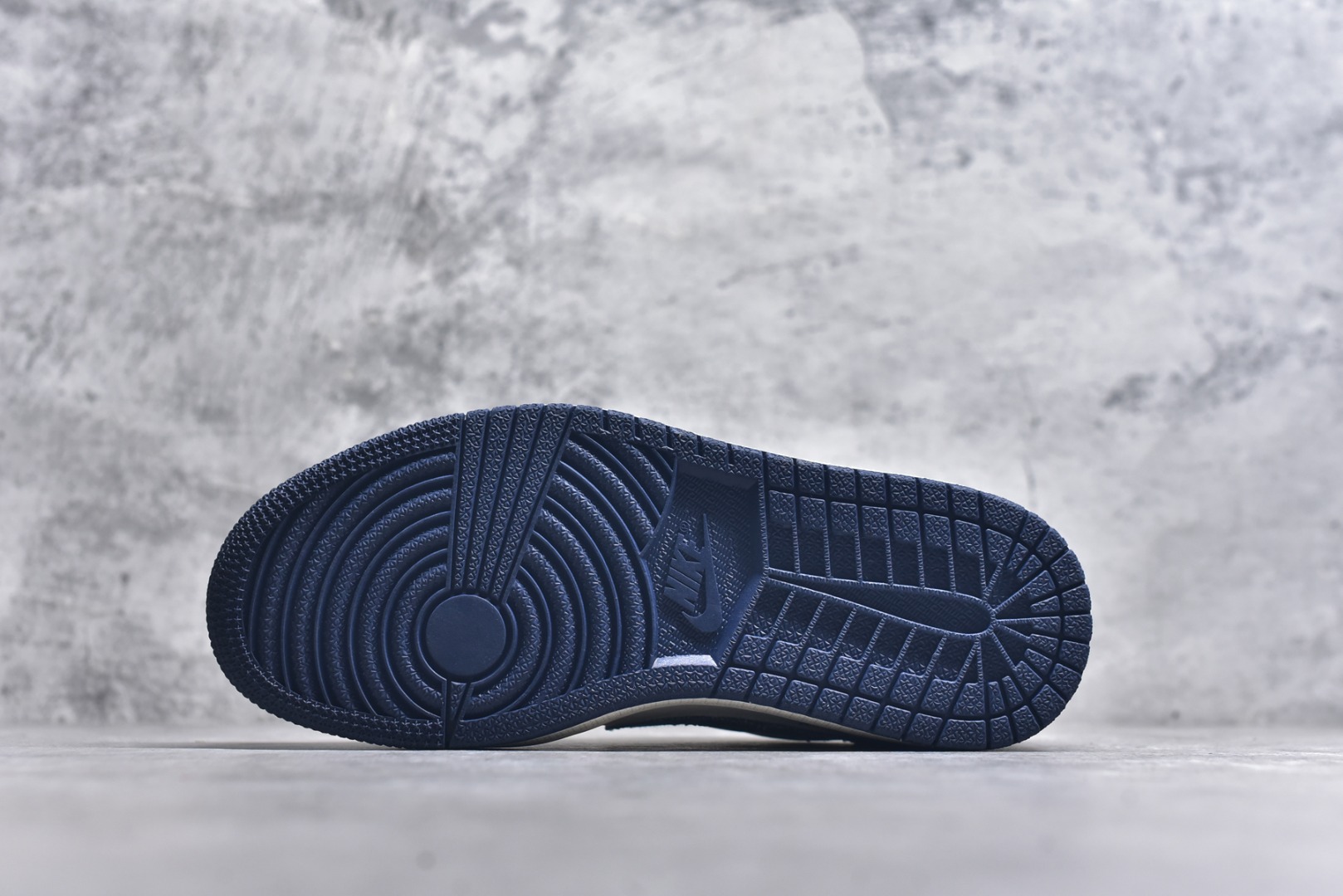 图片[6]-#Travis Scott x Fragment Design x Air Jordan 1 Low OG SP AJ1 乔1 LV联名 扎染牛仔 低帮文化休闲板鞋 LD2028-048 #多方联名合作融合了Travis Scott 独特的音乐风格，藤原浩个性的设计风格以及Jordan品牌的经典元素 使其成为一双具有独特身份和价值的鞋子 清新而立体的外观加上联名标识更突出了其独特身份 这种配色方案显示出活力和时尚感 在视觉上引人注目 鞋身的质感和细腻的细节处理使其显得高端而格调十足 这款“倒钩”联名是设计与创意完美结合 融合多方的个性风格是一款备受瞩目的潮流鞋款 尺码：36 36.5 37.5 38 38.5 39 40 40.5 41 42 42.5 43 44 44.5 45 9.E5-选品中心