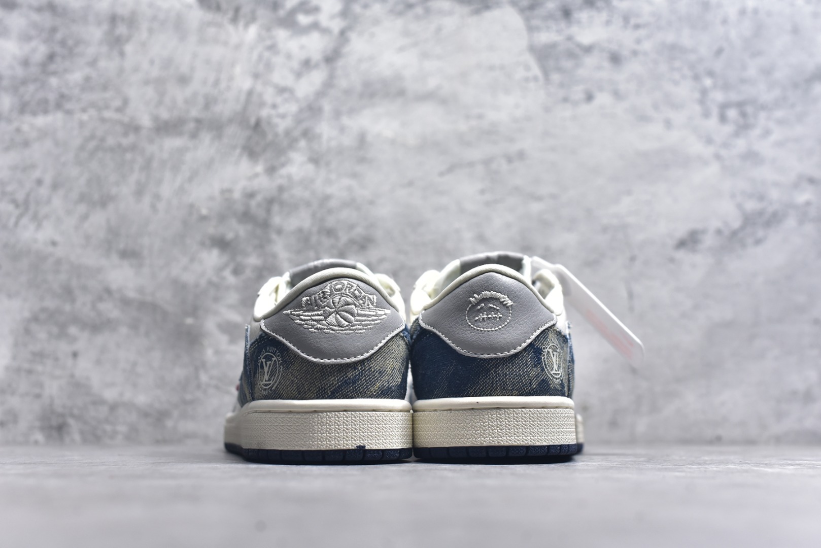 图片[5]-#Travis Scott x Fragment Design x Air Jordan 1 Low OG SP AJ1 乔1 LV联名 扎染牛仔 低帮文化休闲板鞋 LD2028-048 #多方联名合作融合了Travis Scott 独特的音乐风格，藤原浩个性的设计风格以及Jordan品牌的经典元素 使其成为一双具有独特身份和价值的鞋子 清新而立体的外观加上联名标识更突出了其独特身份 这种配色方案显示出活力和时尚感 在视觉上引人注目 鞋身的质感和细腻的细节处理使其显得高端而格调十足 这款“倒钩”联名是设计与创意完美结合 融合多方的个性风格是一款备受瞩目的潮流鞋款 尺码：36 36.5 37.5 38 38.5 39 40 40.5 41 42 42.5 43 44 44.5 45 9.E5-选品中心