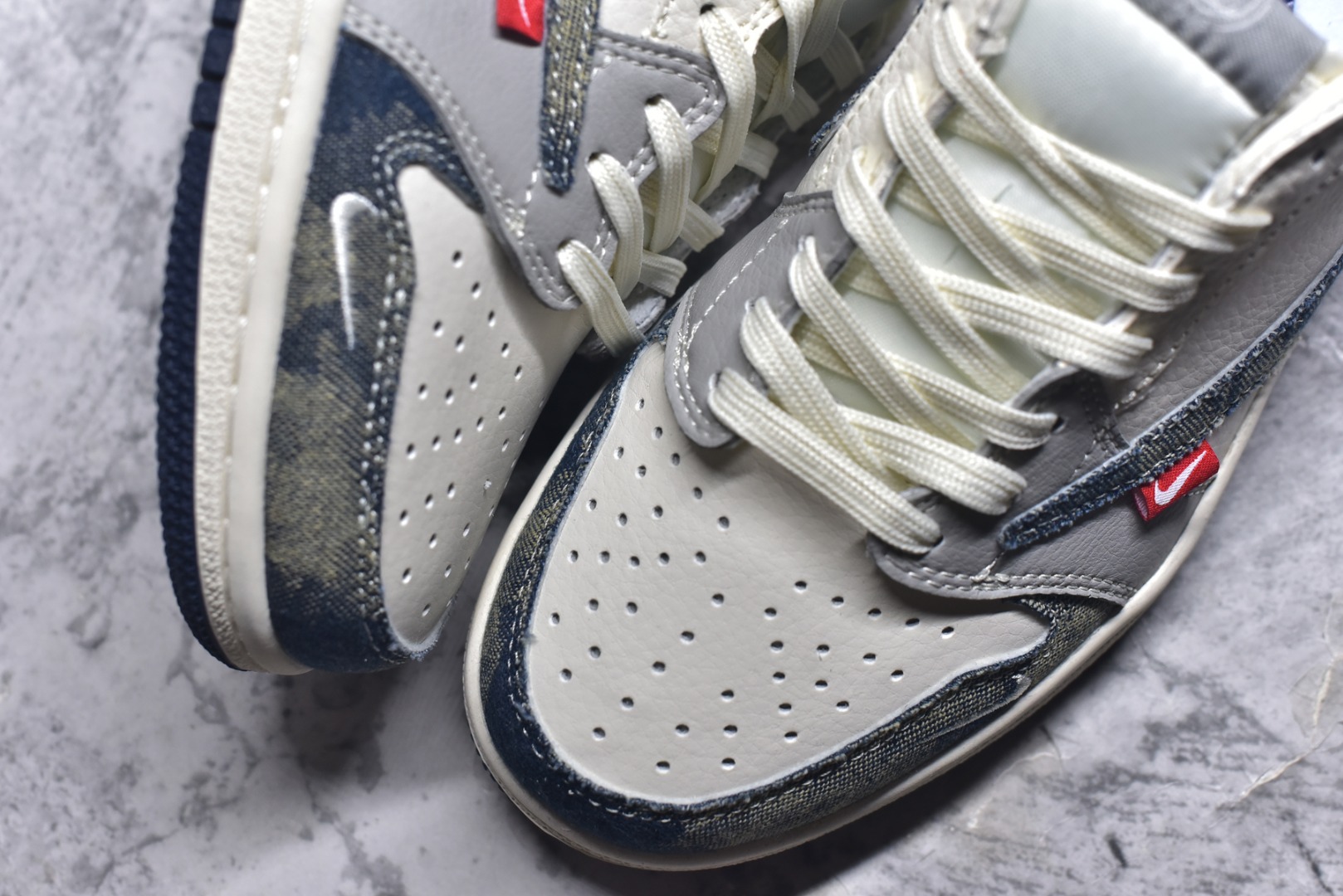 图片[8]-#Travis Scott x Fragment Design x Air Jordan 1 Low OG SP AJ1 乔1 LV联名 扎染牛仔 低帮文化休闲板鞋 LD2028-048 #多方联名合作融合了Travis Scott 独特的音乐风格，藤原浩个性的设计风格以及Jordan品牌的经典元素 使其成为一双具有独特身份和价值的鞋子 清新而立体的外观加上联名标识更突出了其独特身份 这种配色方案显示出活力和时尚感 在视觉上引人注目 鞋身的质感和细腻的细节处理使其显得高端而格调十足 这款“倒钩”联名是设计与创意完美结合 融合多方的个性风格是一款备受瞩目的潮流鞋款 尺码：36 36.5 37.5 38 38.5 39 40 40.5 41 42 42.5 43 44 44.5 45 9.E5-选品中心