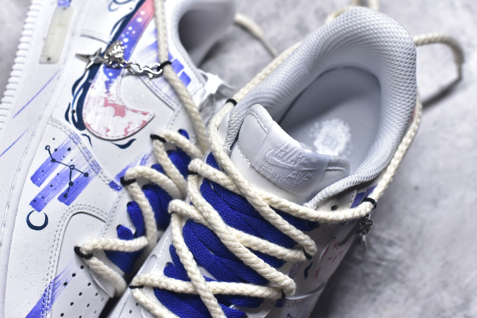 图片[9]-#Nike Air Force 1\’07 Low \”Cancer\” 手绘涂鸦十二星座系列 巨蟹座 空军一号低帮休闲板鞋 622-722 #配色以巨蟹座为核心，汲取巨蟹座细腻、温柔且充满守护欲的特质，结合浩瀚星空的神秘与浪漫。巨蟹座代表着对家的眷恋和对亲人的守护，而星途则寓意着在漫漫人生路上，怀揣着巨蟹座的温暖力量勇敢前行 尺码：36 36.5 37.5 38 38.5 39 40 40.5 41 42 42.5 43 44 44.5 45 9.D4-选品中心