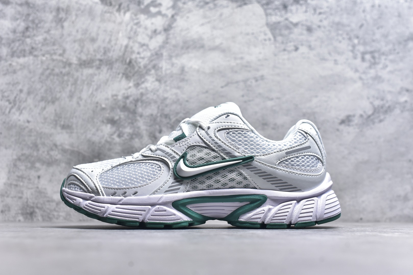 #NK V5 RNR 舒适百搭防滑耐磨低帮跑步鞋 HQ7901-106 舒适有型适合日常穿着 该鞋款延续千禧年经典设计搭载泡绵中底 厚实而轻盈匠心细节巧搭立体耐克勾标志焕新演绎复古跑鞋 鞋款从千禧年美学汲取灵感 混搭多种材质突显层次感立体感和传统跑步风范 尺码：36 36.5 37.5 38 38.5 39 40 40.5 41 42 42.5 43 44 44.5 45-选品中心