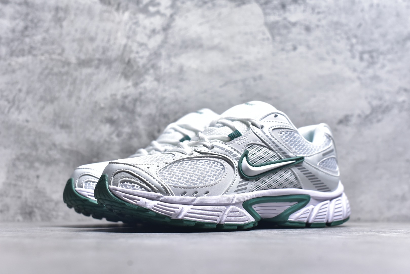 图片[2]-#NK V5 RNR 舒适百搭防滑耐磨低帮跑步鞋 HQ7901-106 舒适有型适合日常穿着 该鞋款延续千禧年经典设计搭载泡绵中底 厚实而轻盈匠心细节巧搭立体耐克勾标志焕新演绎复古跑鞋 鞋款从千禧年美学汲取灵感 混搭多种材质突显层次感立体感和传统跑步风范 尺码：36 36.5 37.5 38 38.5 39 40 40.5 41 42 42.5 43 44 44.5 45-选品中心