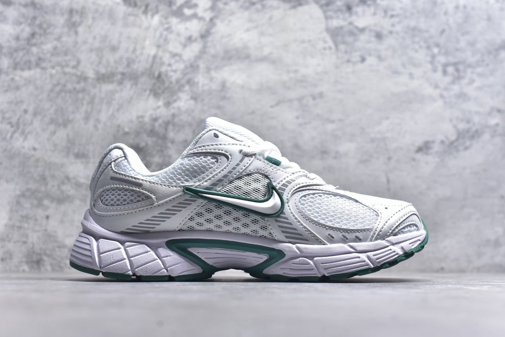 图片[3]-#NK V5 RNR 舒适百搭防滑耐磨低帮跑步鞋 HQ7901-106 舒适有型适合日常穿着 该鞋款延续千禧年经典设计搭载泡绵中底 厚实而轻盈匠心细节巧搭立体耐克勾标志焕新演绎复古跑鞋 鞋款从千禧年美学汲取灵感 混搭多种材质突显层次感立体感和传统跑步风范 尺码：36 36.5 37.5 38 38.5 39 40 40.5 41 42 42.5 43 44 44.5 45-选品中心