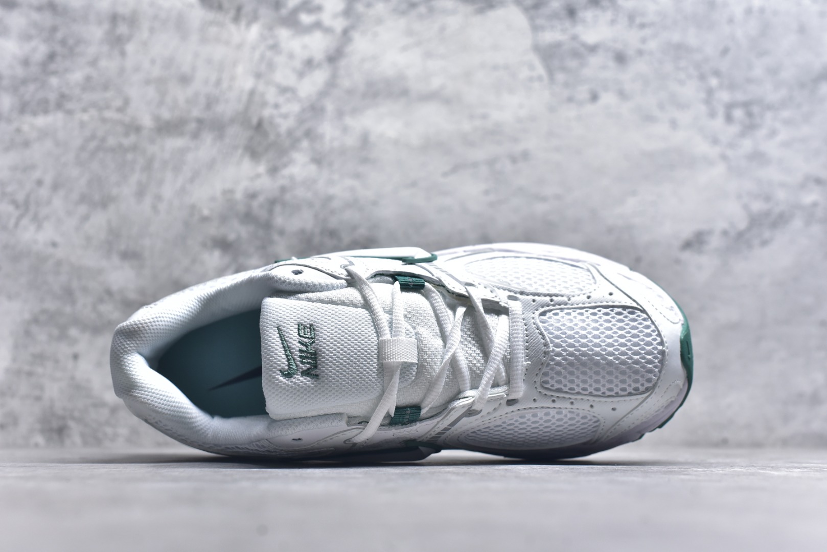 图片[4]-#NK V5 RNR 舒适百搭防滑耐磨低帮跑步鞋 HQ7901-106 舒适有型适合日常穿着 该鞋款延续千禧年经典设计搭载泡绵中底 厚实而轻盈匠心细节巧搭立体耐克勾标志焕新演绎复古跑鞋 鞋款从千禧年美学汲取灵感 混搭多种材质突显层次感立体感和传统跑步风范 尺码：36 36.5 37.5 38 38.5 39 40 40.5 41 42 42.5 43 44 44.5 45-选品中心