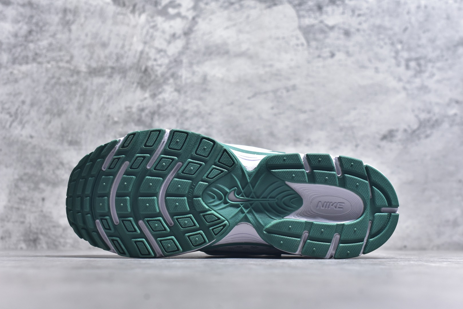 图片[6]-#NK V5 RNR 舒适百搭防滑耐磨低帮跑步鞋 HQ7901-106 舒适有型适合日常穿着 该鞋款延续千禧年经典设计搭载泡绵中底 厚实而轻盈匠心细节巧搭立体耐克勾标志焕新演绎复古跑鞋 鞋款从千禧年美学汲取灵感 混搭多种材质突显层次感立体感和传统跑步风范 尺码：36 36.5 37.5 38 38.5 39 40 40.5 41 42 42.5 43 44 44.5 45-选品中心