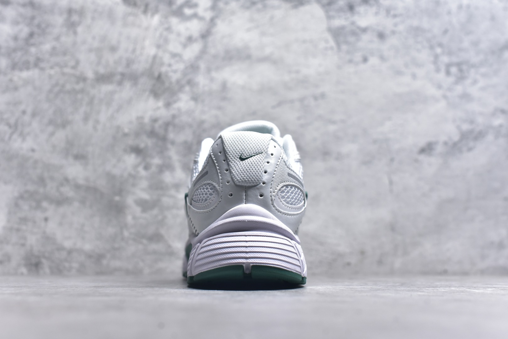 图片[5]-#NK V5 RNR 舒适百搭防滑耐磨低帮跑步鞋 HQ7901-106 舒适有型适合日常穿着 该鞋款延续千禧年经典设计搭载泡绵中底 厚实而轻盈匠心细节巧搭立体耐克勾标志焕新演绎复古跑鞋 鞋款从千禧年美学汲取灵感 混搭多种材质突显层次感立体感和传统跑步风范 尺码：36 36.5 37.5 38 38.5 39 40 40.5 41 42 42.5 43 44 44.5 45-选品中心