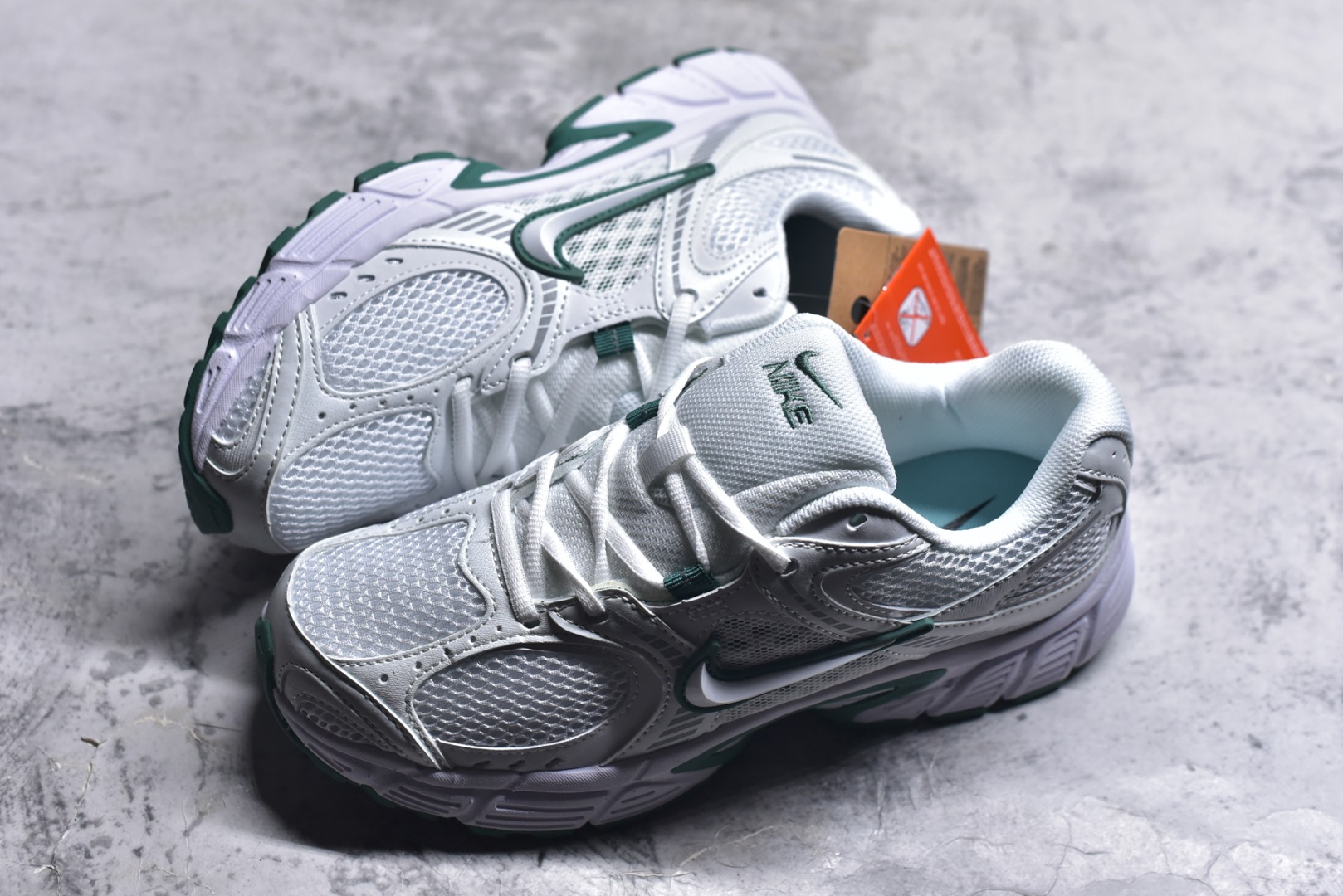 图片[7]-#NK V5 RNR 舒适百搭防滑耐磨低帮跑步鞋 HQ7901-106 舒适有型适合日常穿着 该鞋款延续千禧年经典设计搭载泡绵中底 厚实而轻盈匠心细节巧搭立体耐克勾标志焕新演绎复古跑鞋 鞋款从千禧年美学汲取灵感 混搭多种材质突显层次感立体感和传统跑步风范 尺码：36 36.5 37.5 38 38.5 39 40 40.5 41 42 42.5 43 44 44.5 45-选品中心