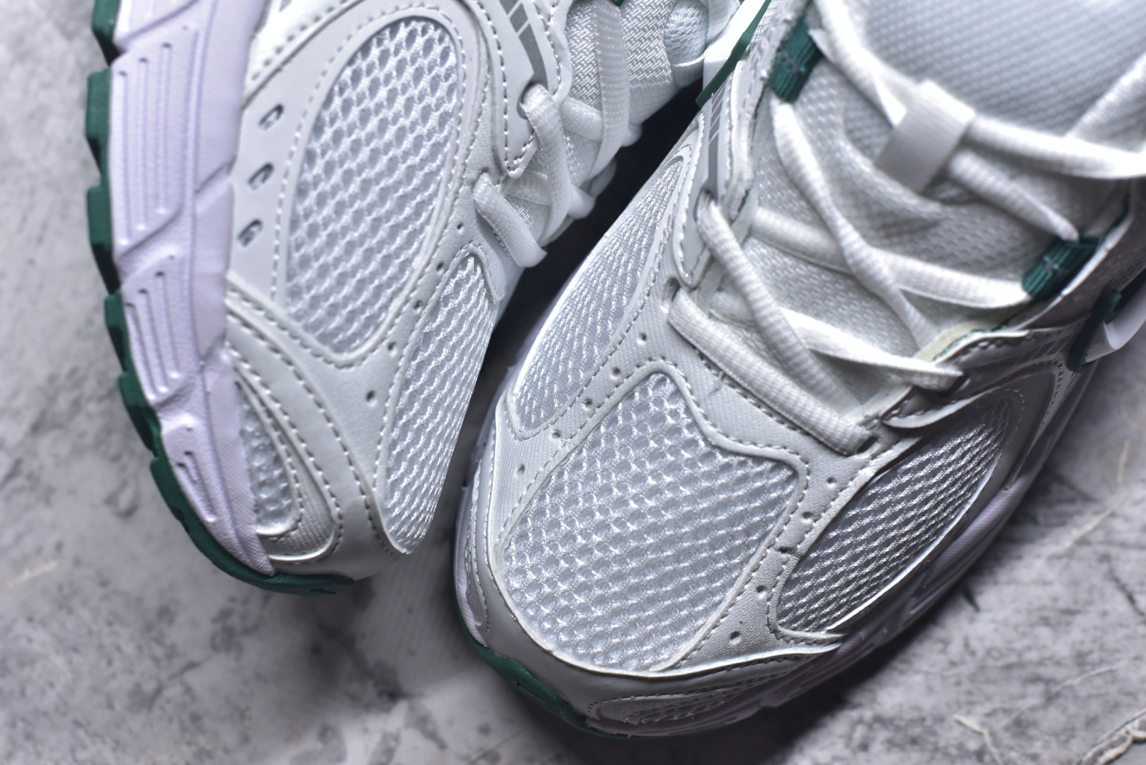 图片[8]-#NK V5 RNR 舒适百搭防滑耐磨低帮跑步鞋 HQ7901-106 舒适有型适合日常穿着 该鞋款延续千禧年经典设计搭载泡绵中底 厚实而轻盈匠心细节巧搭立体耐克勾标志焕新演绎复古跑鞋 鞋款从千禧年美学汲取灵感 混搭多种材质突显层次感立体感和传统跑步风范 尺码：36 36.5 37.5 38 38.5 39 40 40.5 41 42 42.5 43 44 44.5 45-选品中心