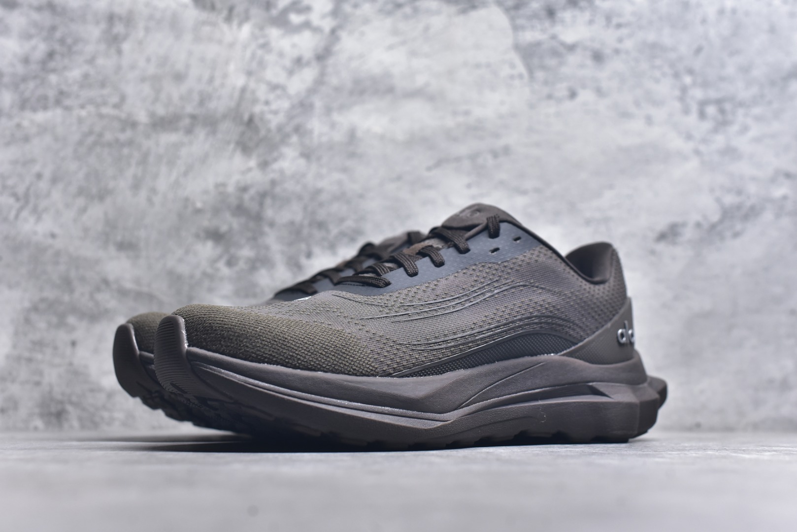 图片[2]-#Alo Runner 明星同款 四季常青款增高低帮休闲生活鞋 大厂采购原材料 多处细节一步到位 采用增高4CM防滑耐磨鞋底 随意搭配的都好看的鞋子 货号：A0590U 尺码：36-45-选品中心